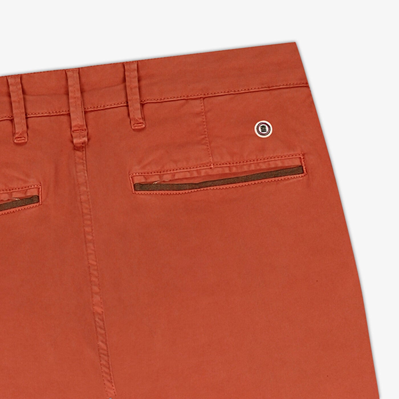 Chino 702, vestibilità comoda, color zucca