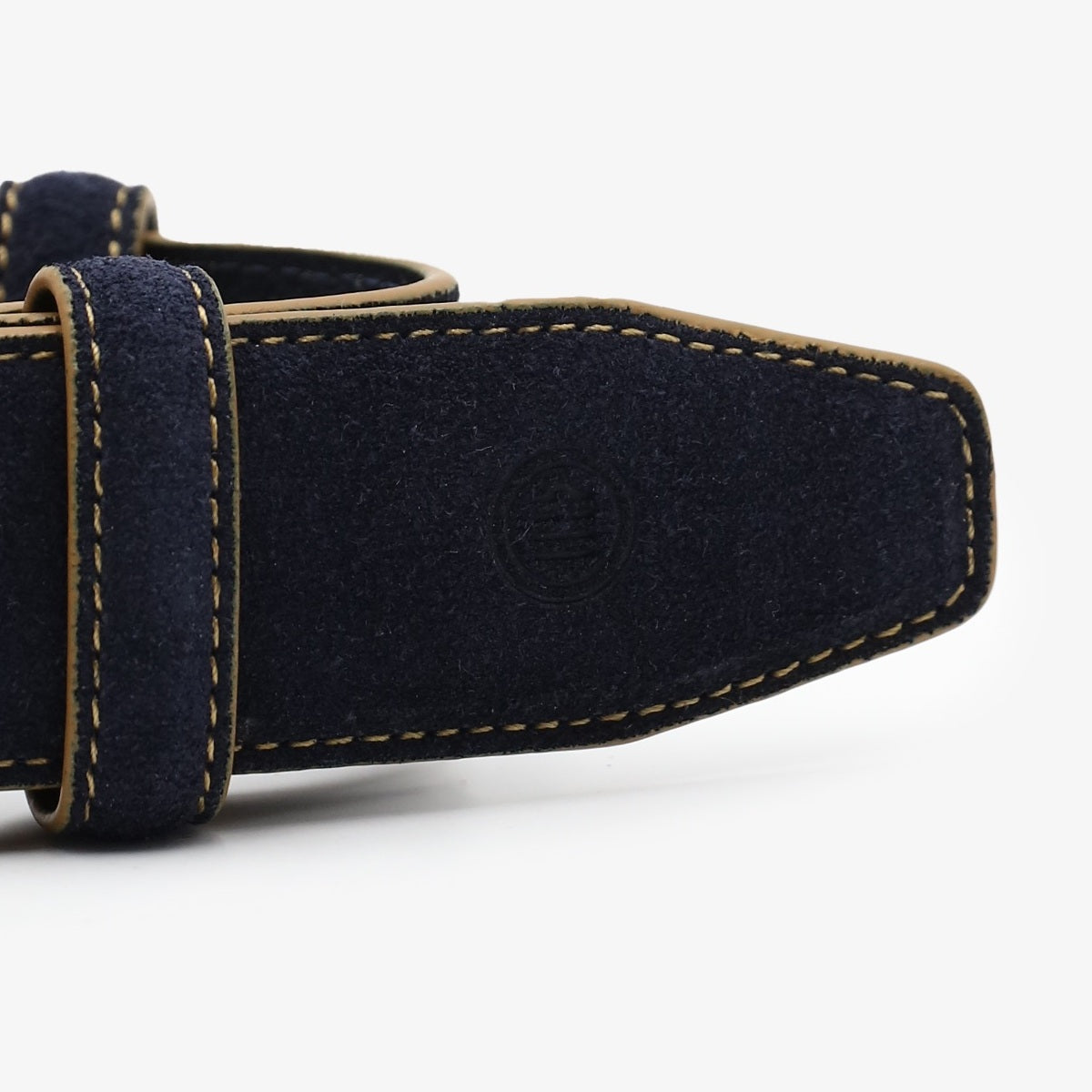 Detalle del extremo y de la presilla del cinturón azul marino de piel de nubuck de SERGE BLANCO.