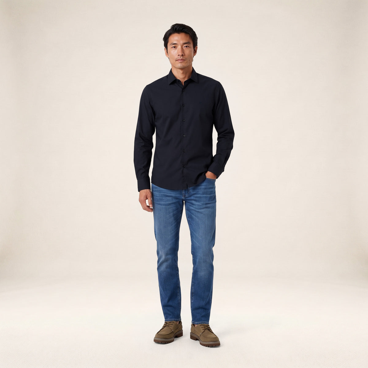 Chemise bleu marine en coton stretch SERGE BLANCO portée par un mannequin vu en pied.