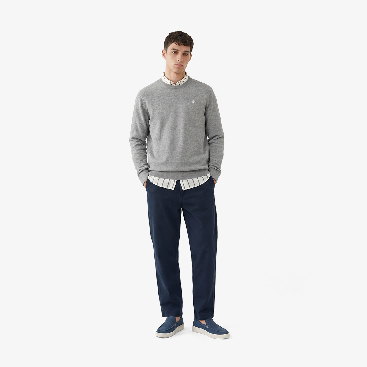 Chino 702 bleu marine SERGE BLANCO porté par un mannequin vu en pied de face.