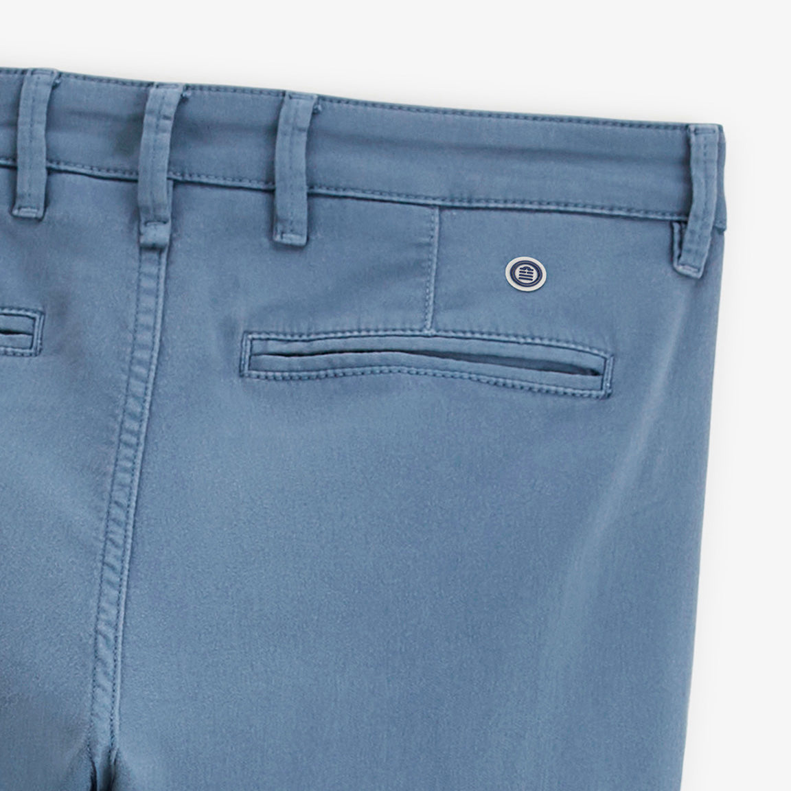 Détail de la poche arrière passepoilée du pantalon 702 bleu.