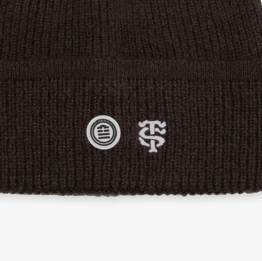 Détail du bonnet brun brodé des logos SERGE BLANCO et Stade Toulousain