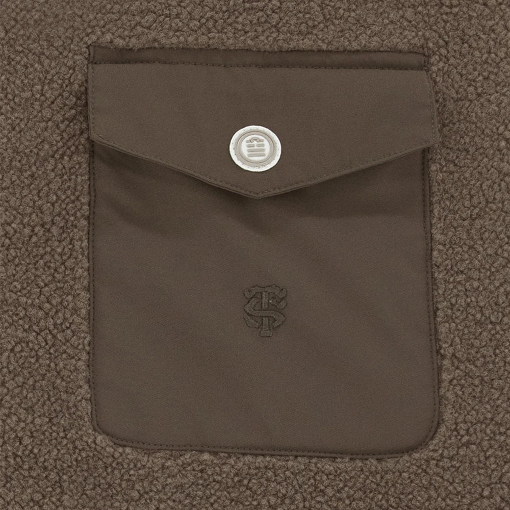 Détail de la poche du gilet brun Stade Toulousain x SERGE BLANCO
