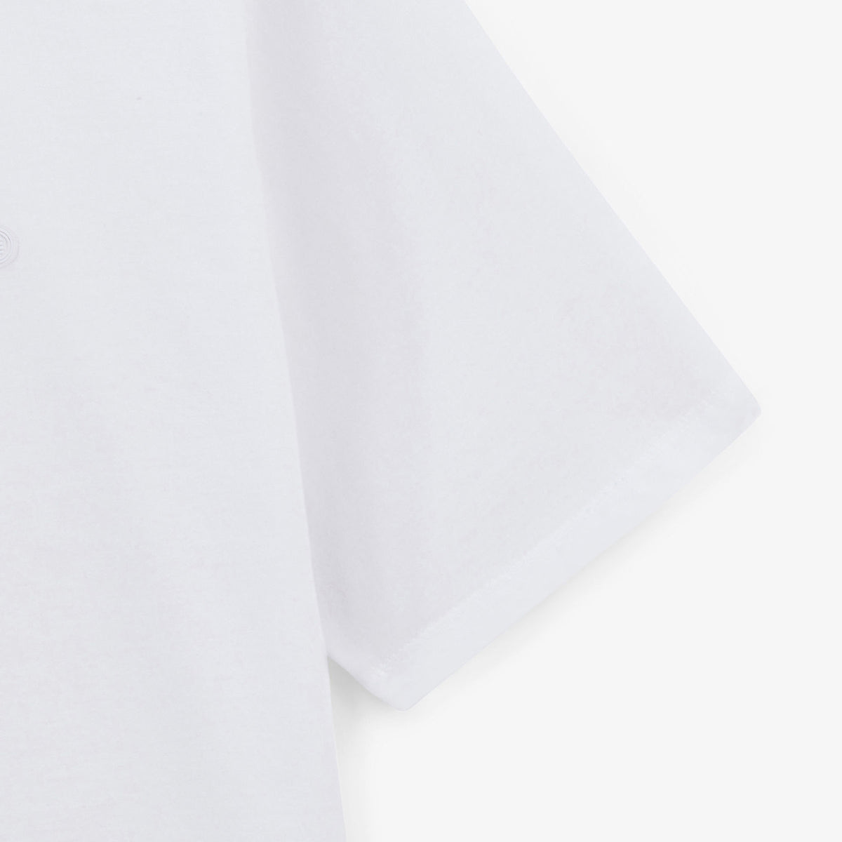 Détail de la manche courte et du jersey du T-shirt Théo blanc SERGE BLANCO.