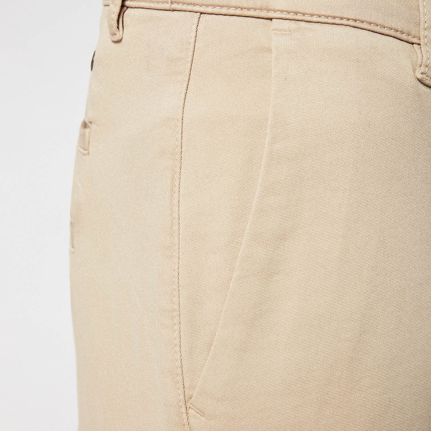 Chino 706 mit masticfarbenen Taschendetails