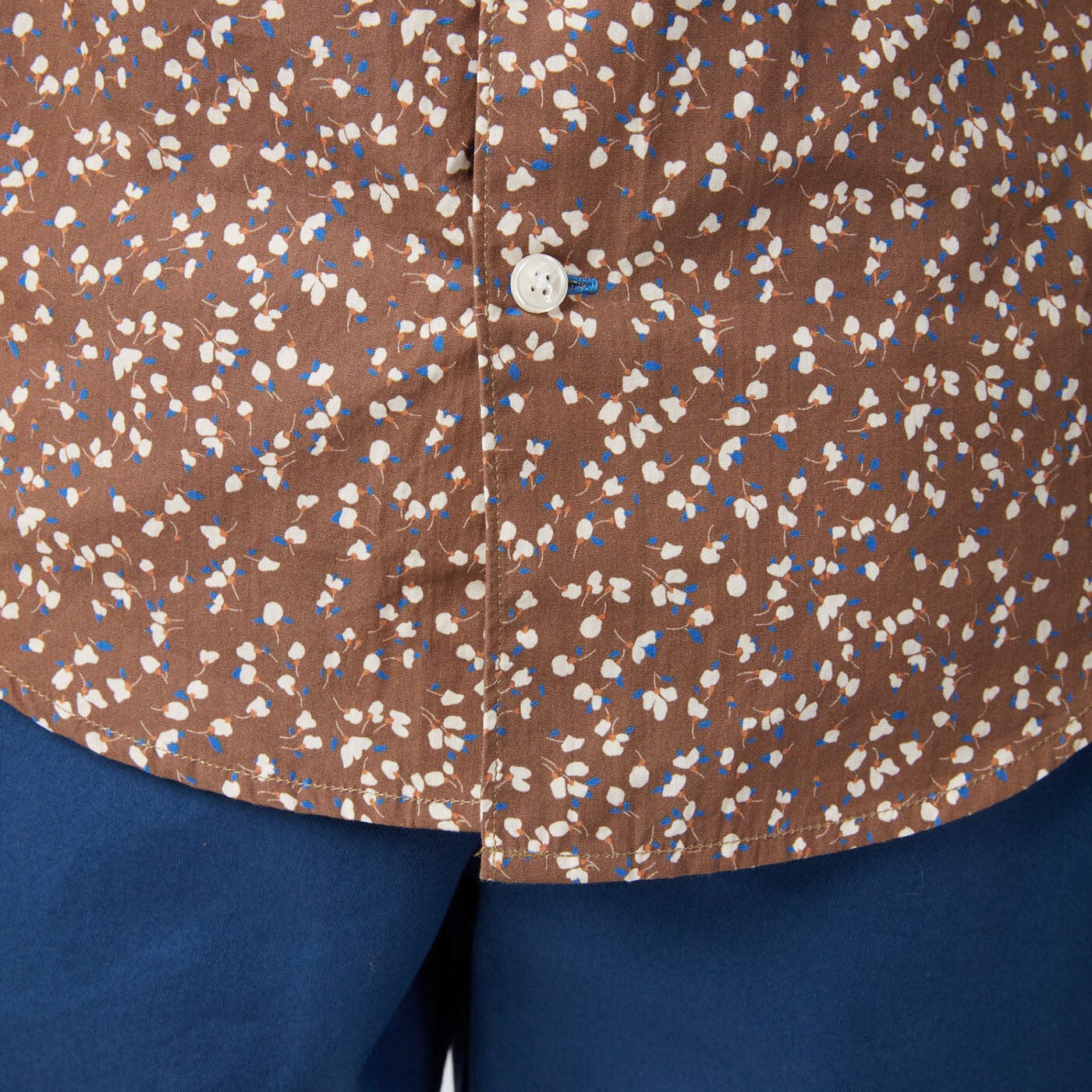 Camisa de hombre estampada con flores marrones y corte ajustado