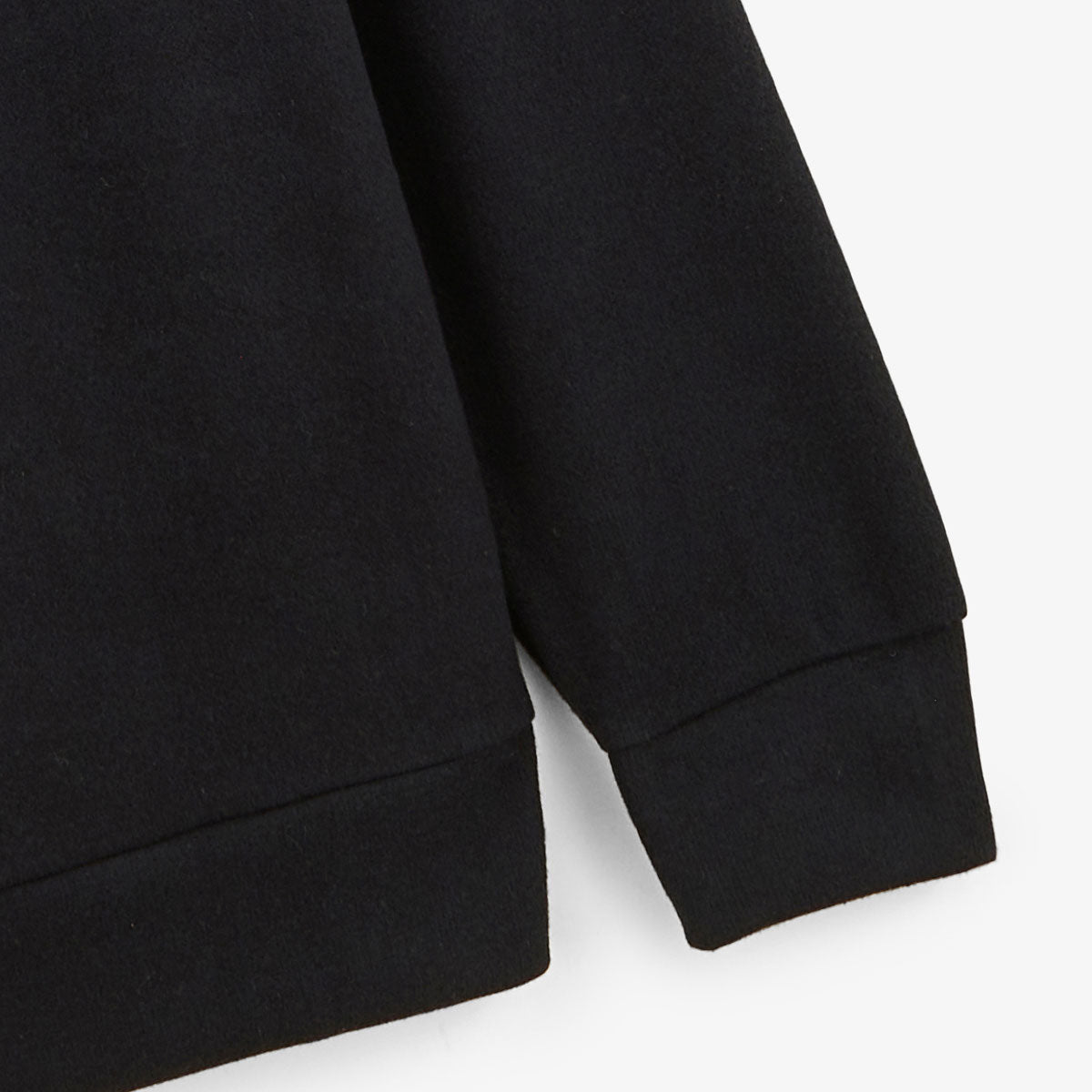 Geansaí muineál criú dubh simplí ó SERGE BLANCO