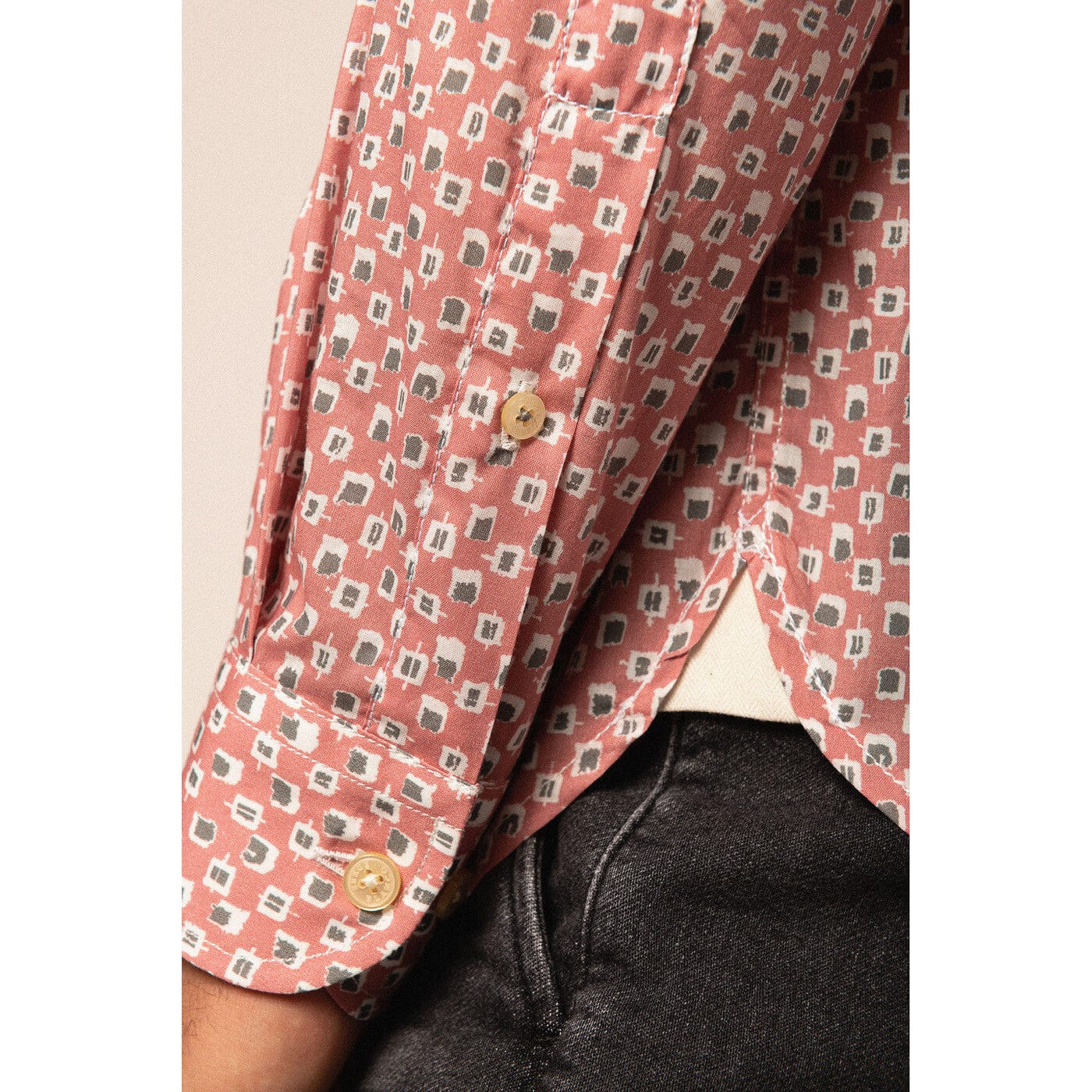 Camicia a maniche lunghe in popeline con stampa contemporanea