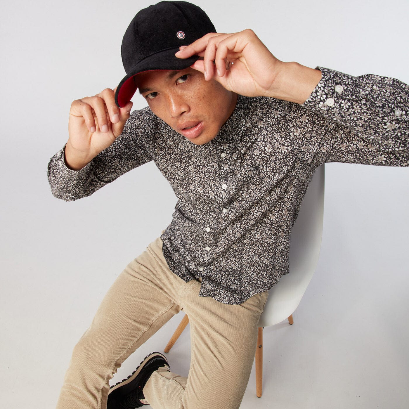 Camicia da uomo con stampa floreale e taglio aderente