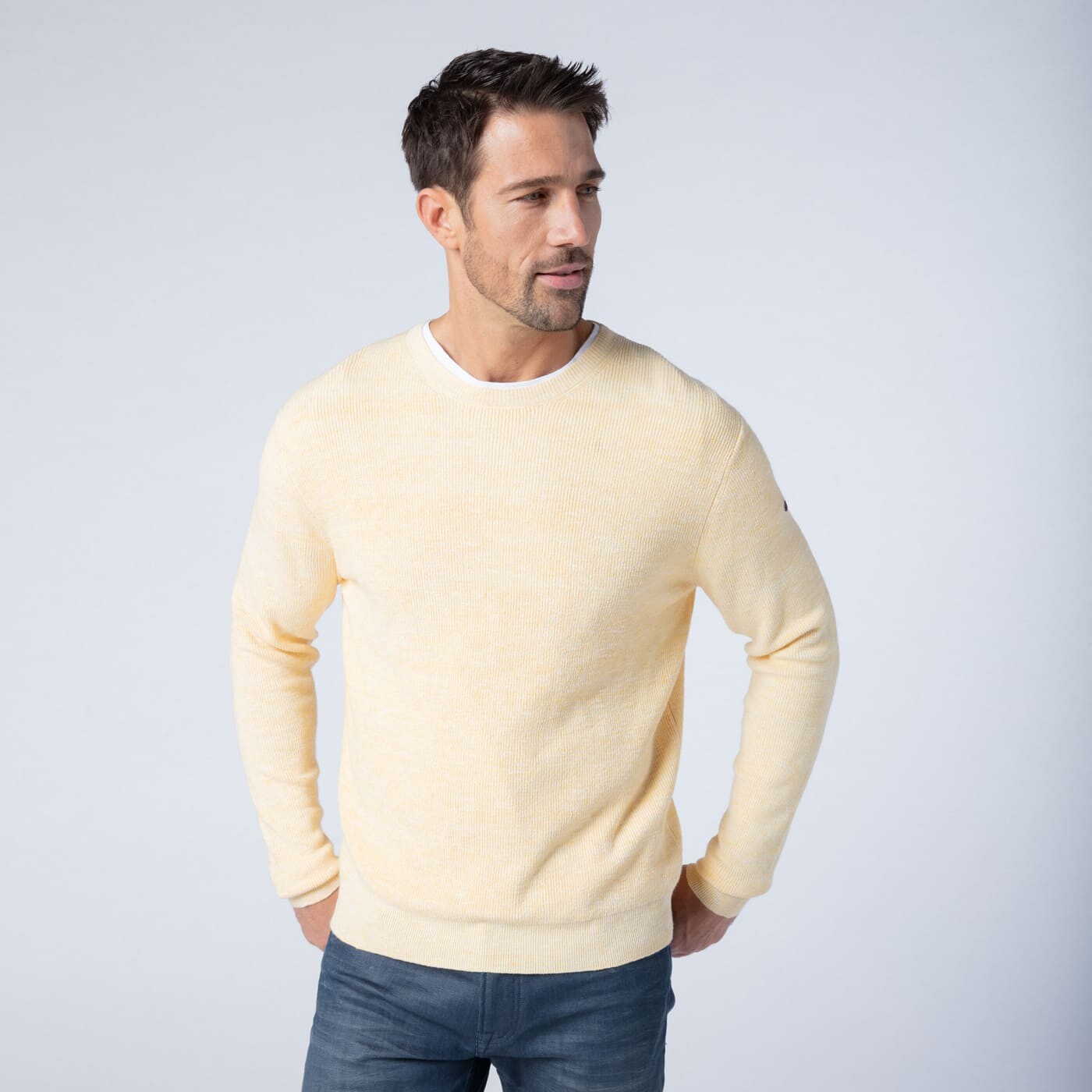 Pull en maille anglaise à col rond jaune