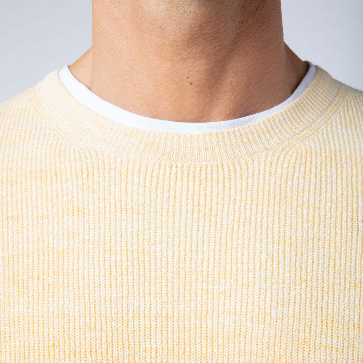 Pull en maille anglaise à col rond jaune