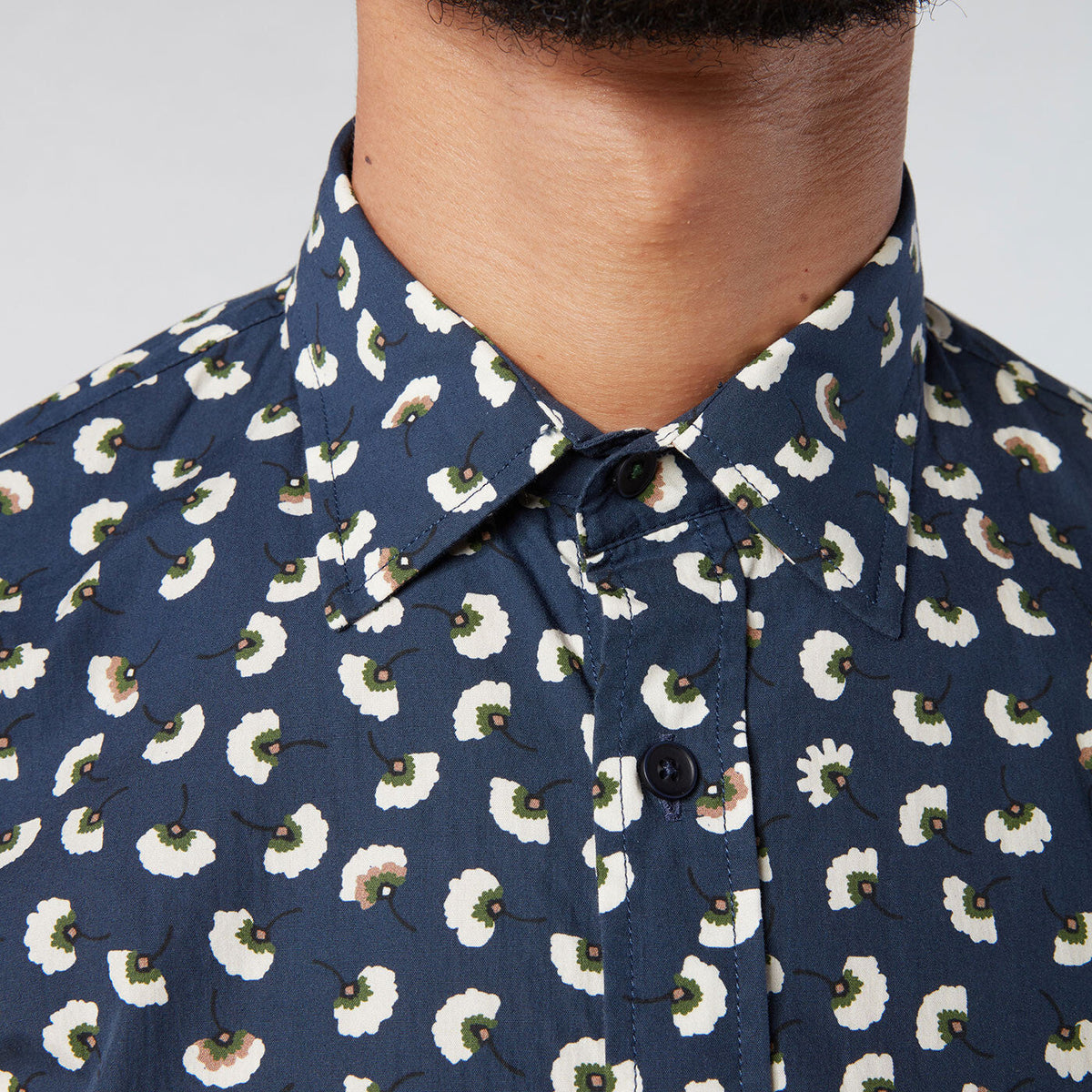 Chemise homme marine à fleurs coupe ajustée