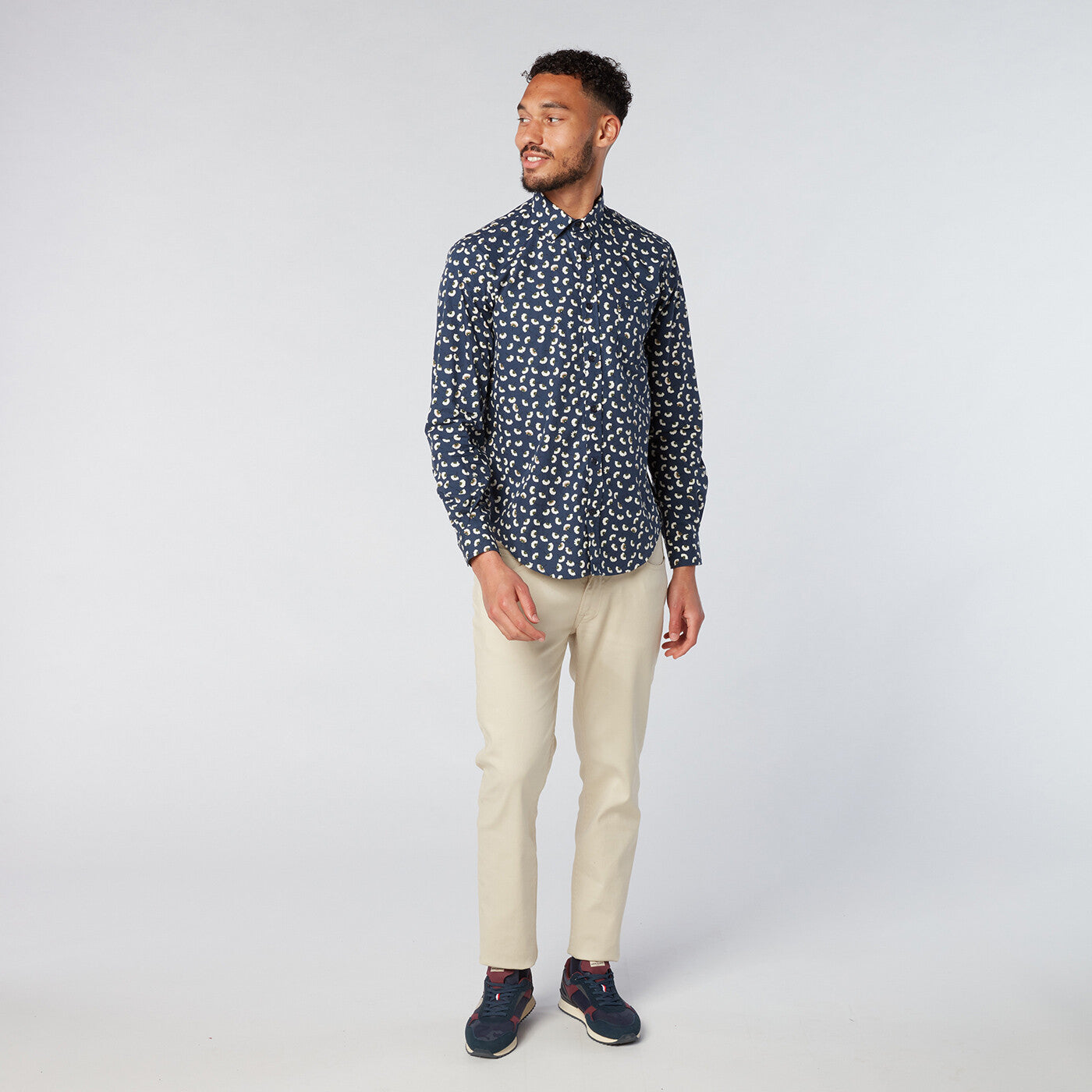 Chemise homme marine à fleurs coupe ajustée