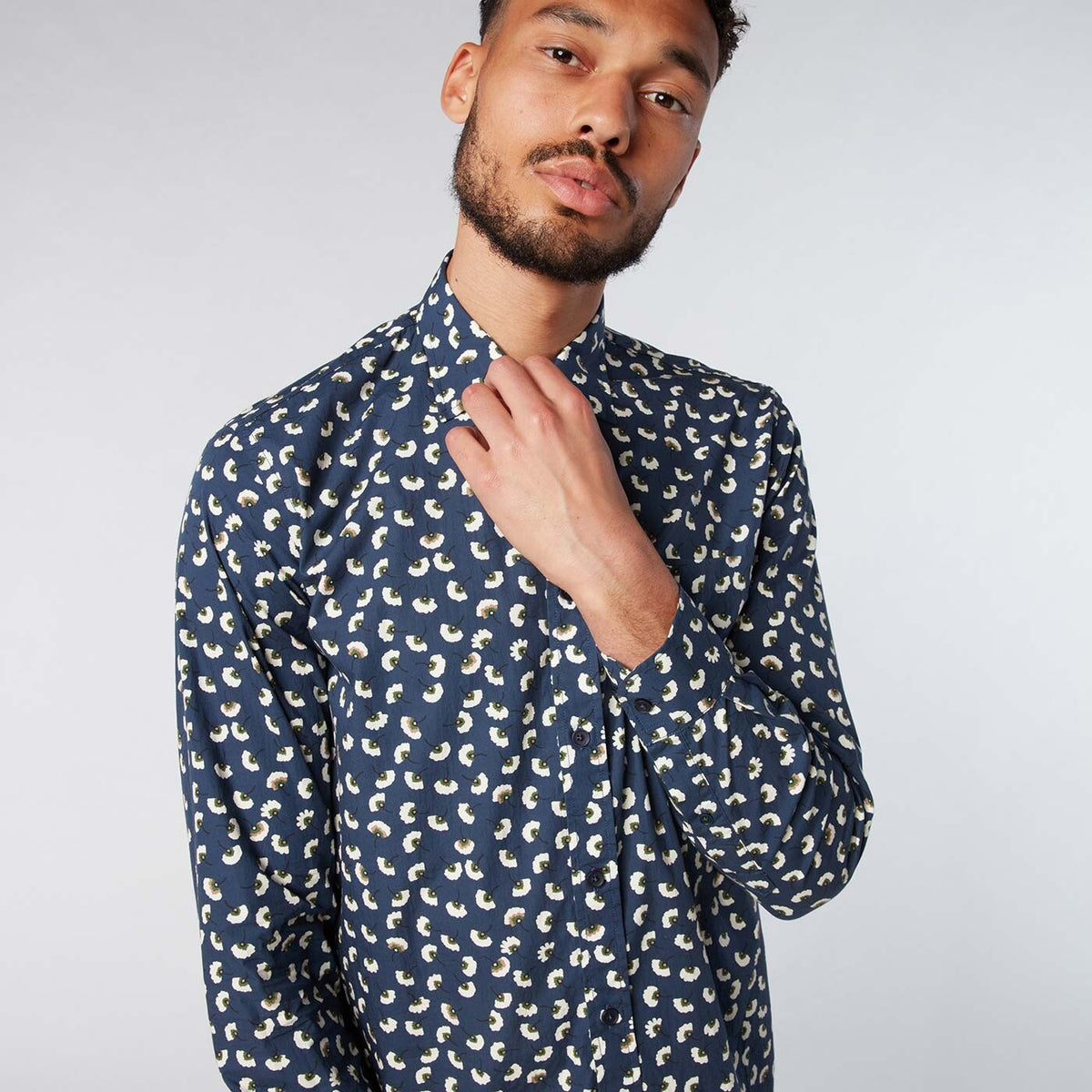 Chemise homme marine à fleurs coupe ajustée