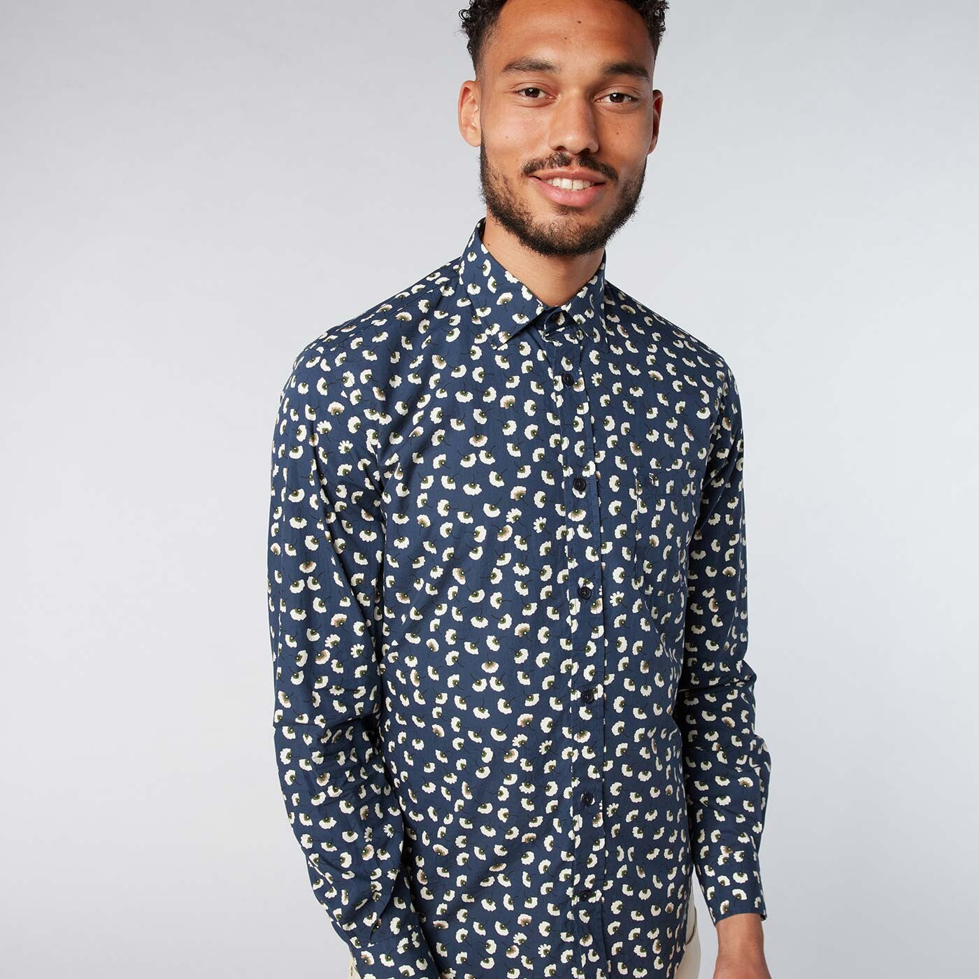 Chemise homme marine à fleurs coupe ajustée