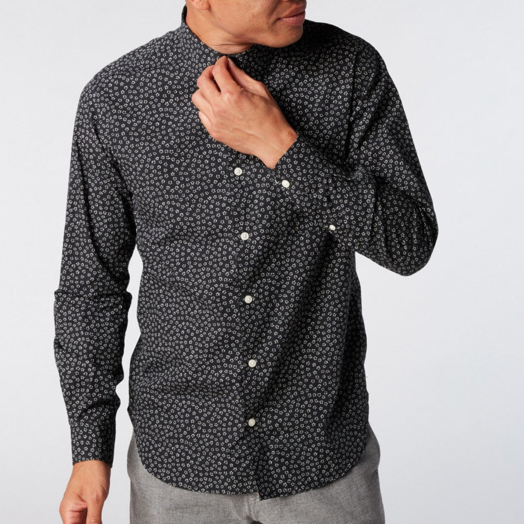 Chemise homme imprimée estampes fleurs noir coupe ajustée