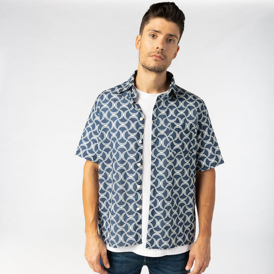 Chemise manches courtes bleue avec imprimé géométrique