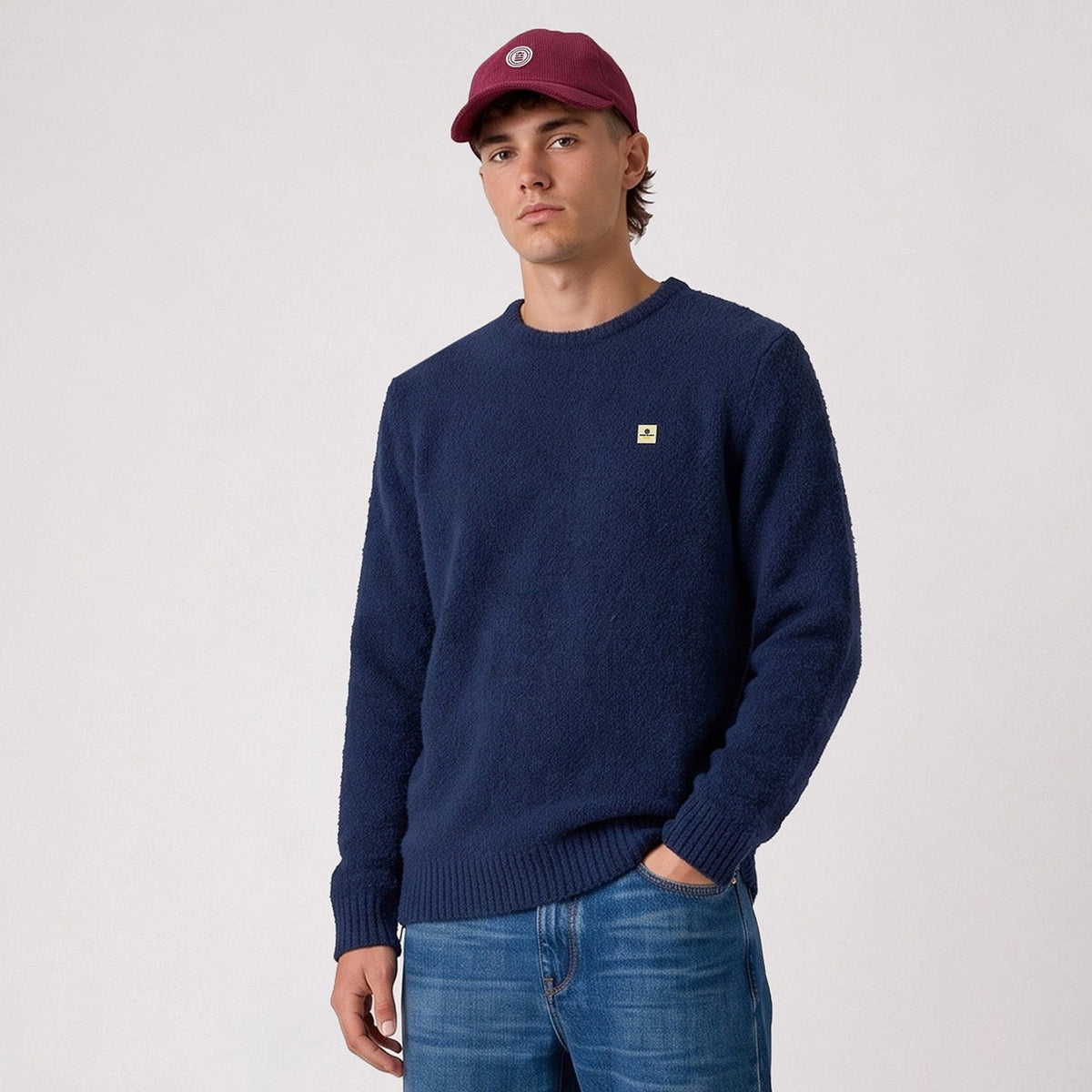 Gorra con insignia y logotipo de pana roja