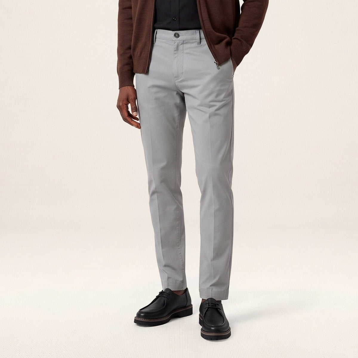 Chino 702 en coton stretch coupe confort gris plume