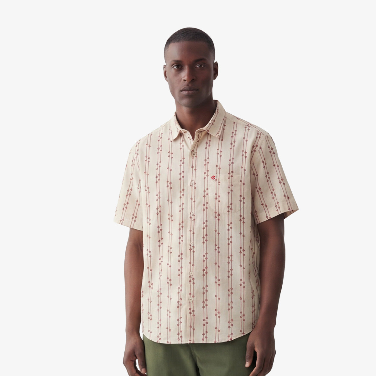 Léine jacquard gearr-mhuinchille le bláthanna bróidnithe i gcádás bán