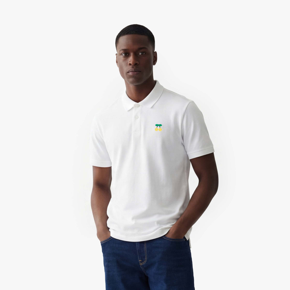 Polo de manga corta blanco con bordado de cerezas amarillas