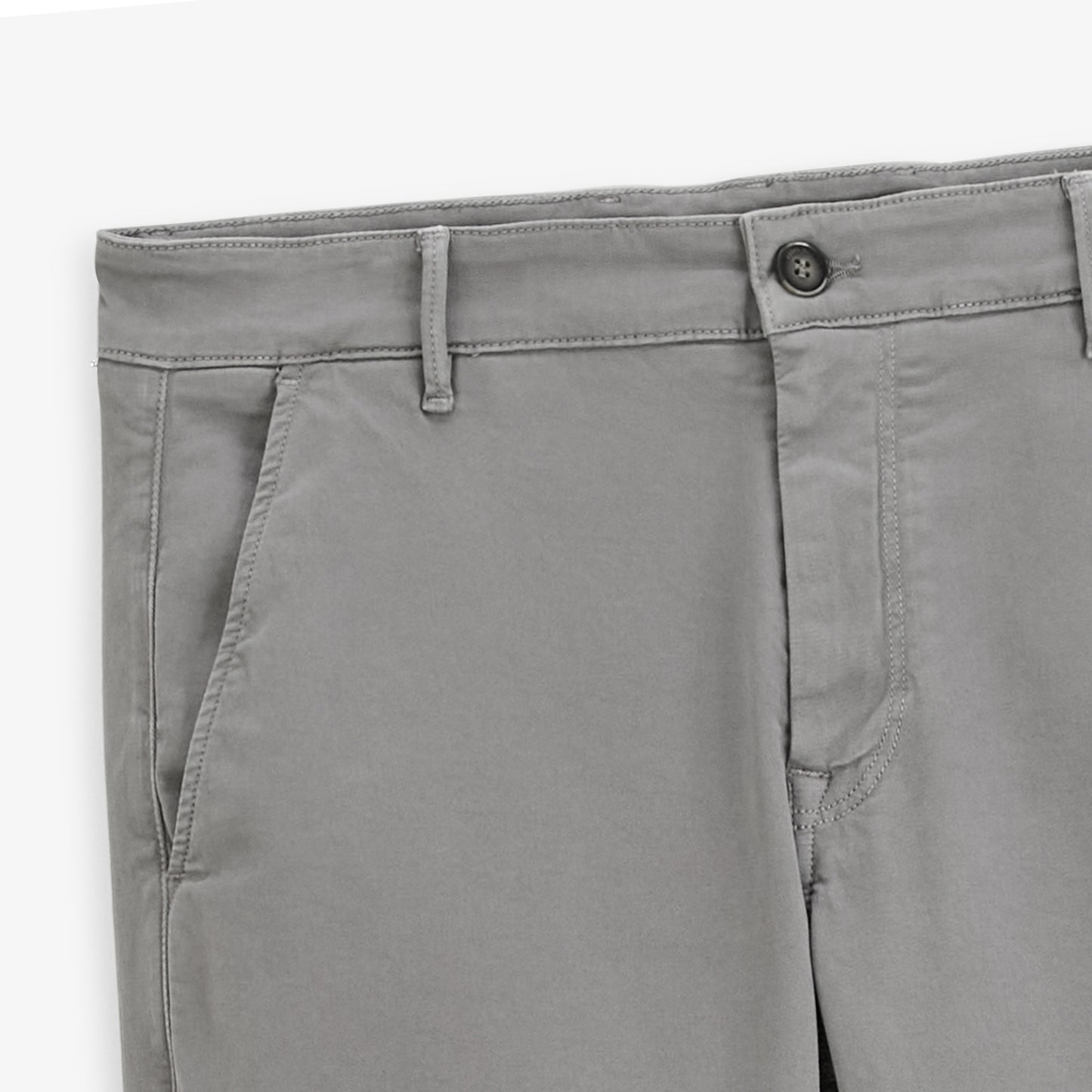 Chino 702 en coton stretch coupe confort gris plume