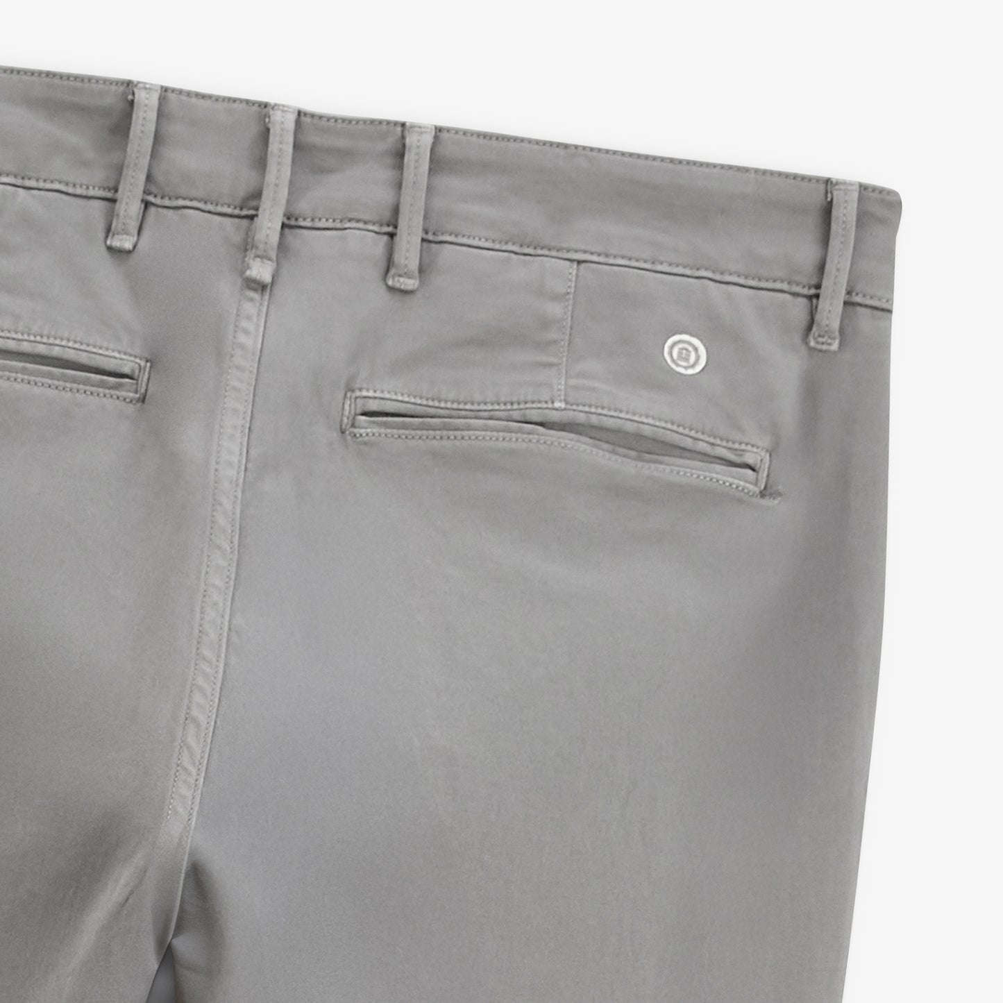 Chino 702 en coton stretch coupe confort gris plume