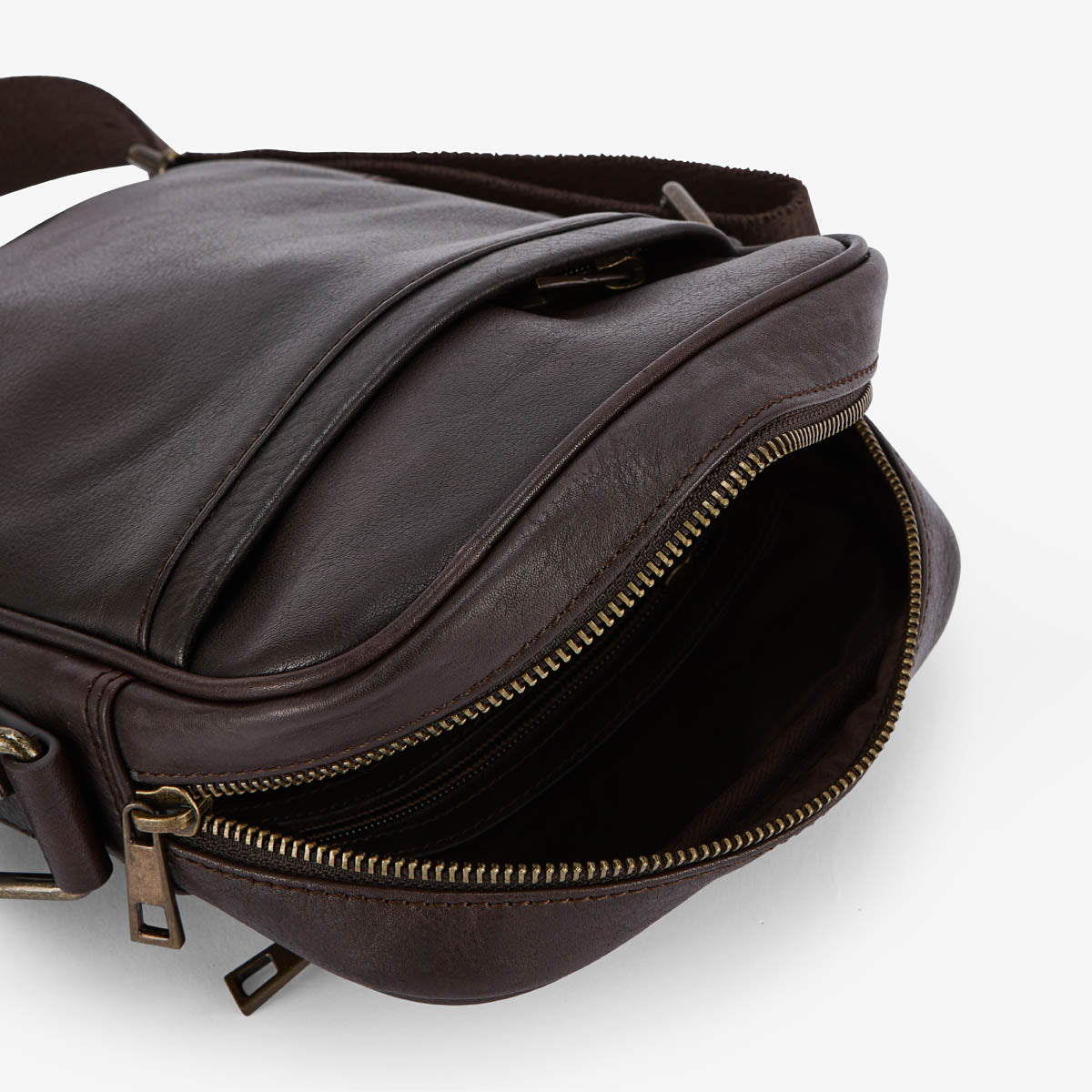 Petit sac à bandoulière marron en cuir avec logo metal homme SERGE BLANCO