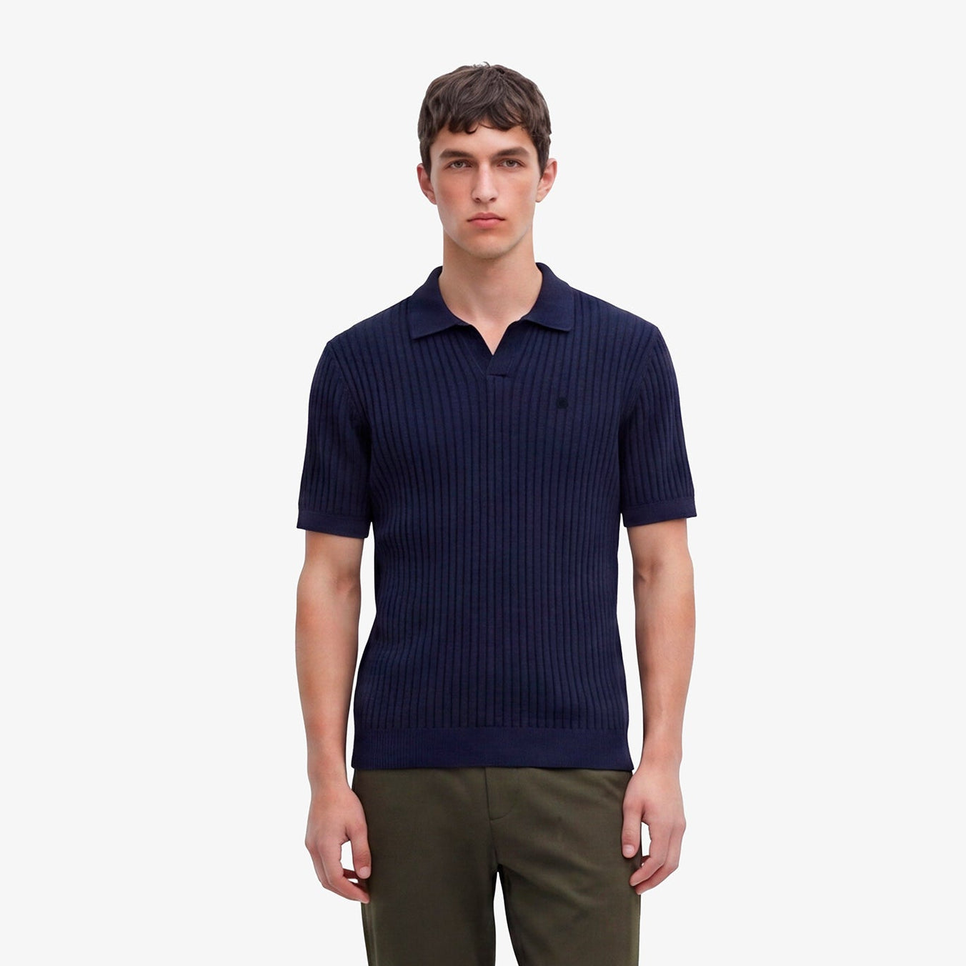 Geansaí polo gearr-mhuinchille Milan i gcadás gorm cabhlaigh agus línéadach