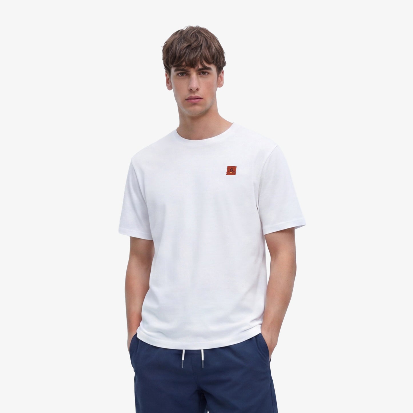 Camiseta blanca de algodón con cuello redondo y estampado de dragón en la espalda
