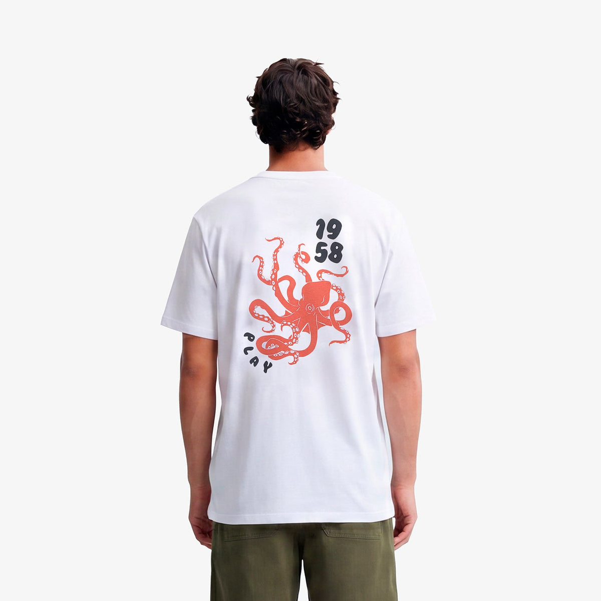 Léine-T cadáis bán le muineál criú agus prionta ochtapas ar a chúl