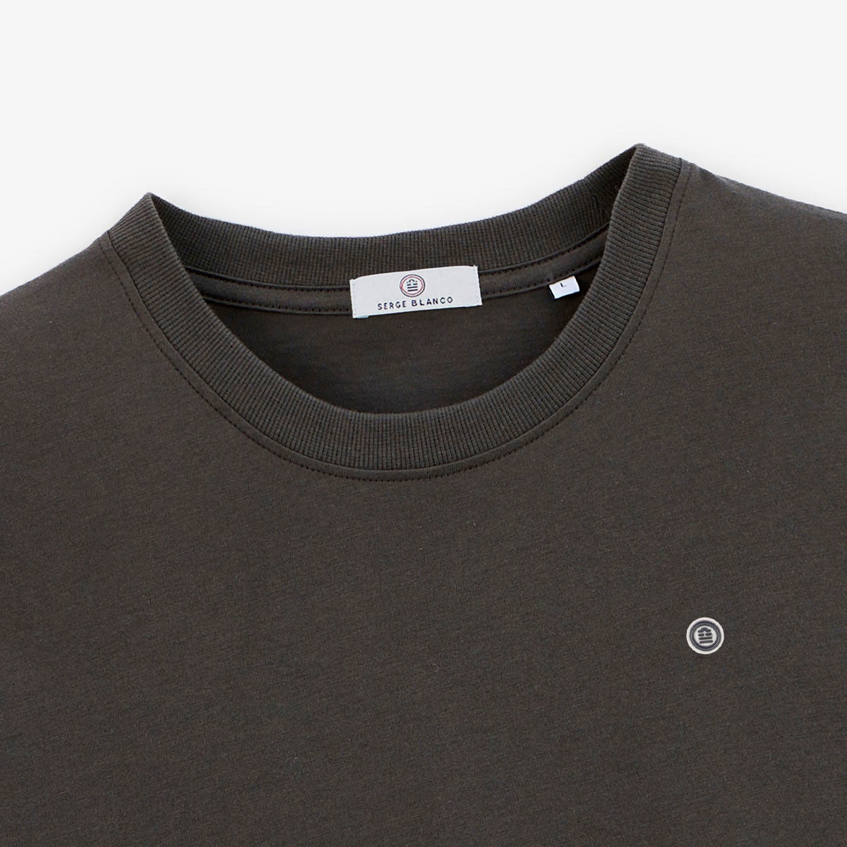 Camiseta de algodón con cuello redondo y estampado en la espalda en color gris carbón.