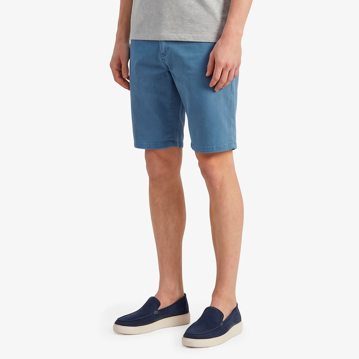 Gerade geschnittene Bermuda 200 aus ceruleanblauer Stretch-Baumwolle