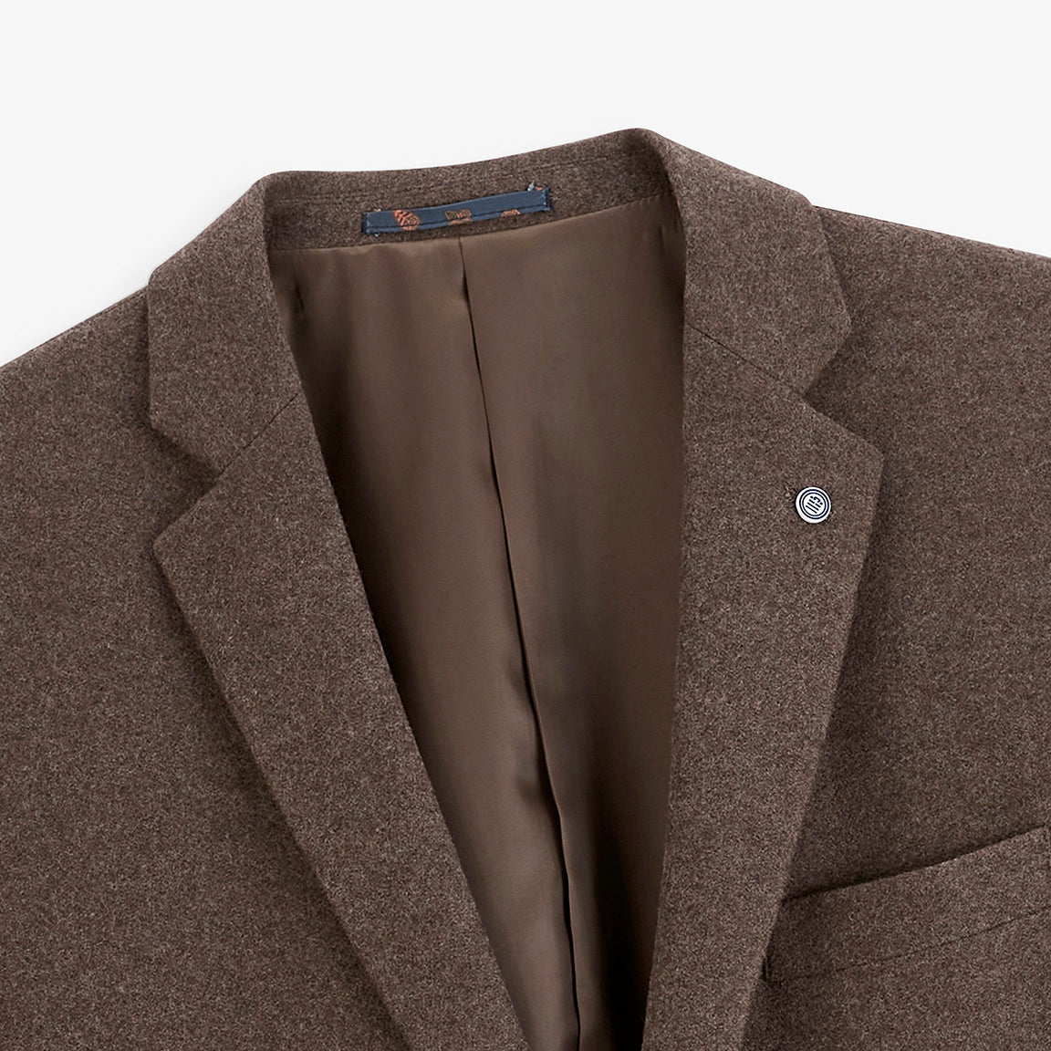 Gros plan sur le col et la doublure du blazer marron Henri.