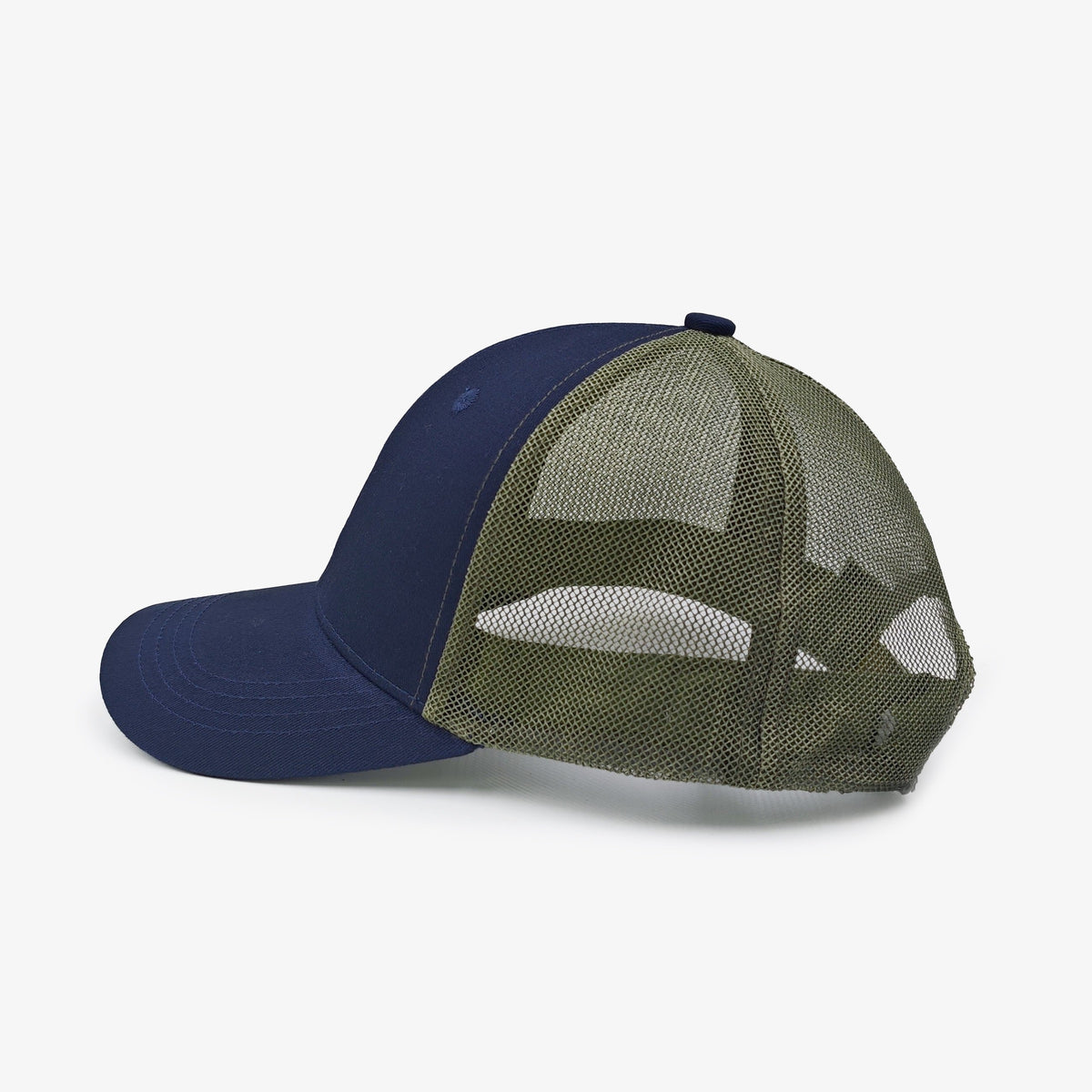 Cappellino trucker blu navy e kaki SERGE BLANCO visto di profilo, con parte posteriore in rete.