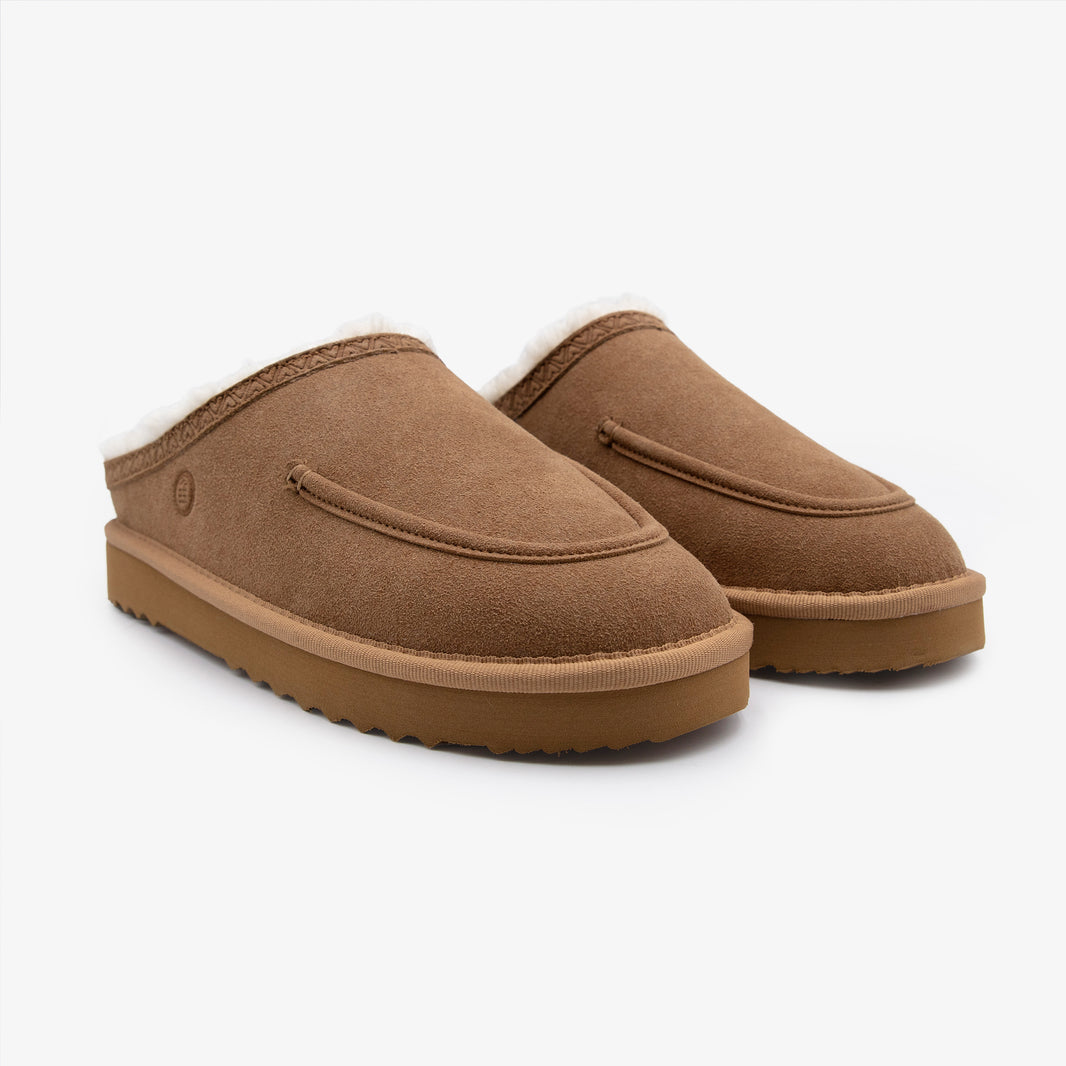 Paire de chaussons mules fourrés Kansas Serge Blanco en suédine camel, vue trois quarts avant