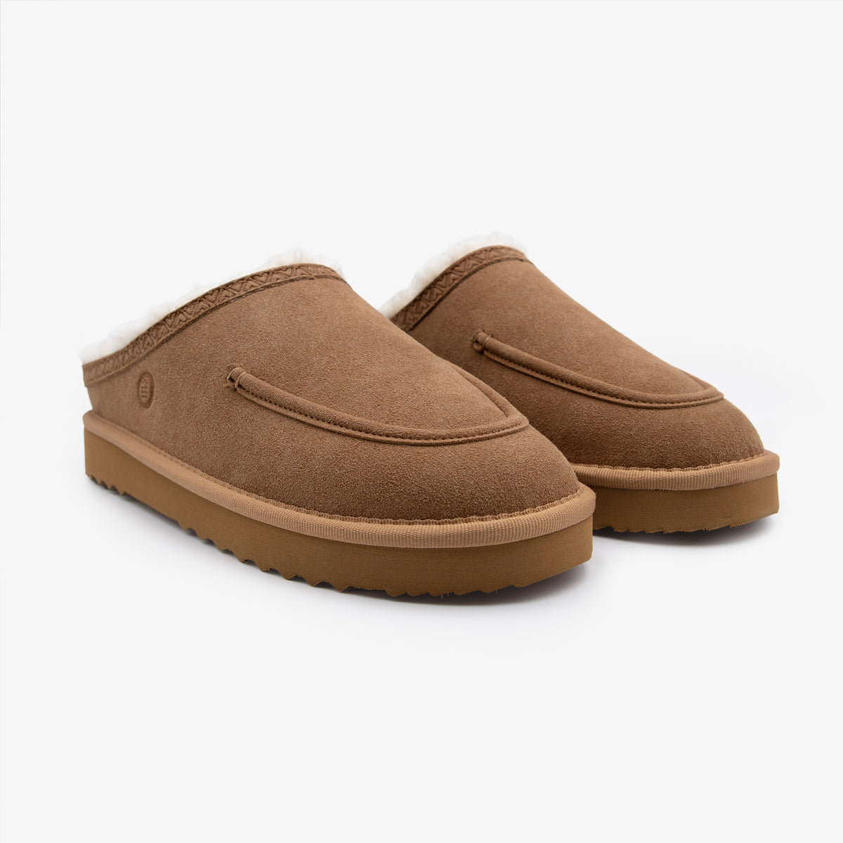 Paire de chaussons mules fourrés Kansas Serge Blanco en suédine camel, vue trois quarts avant