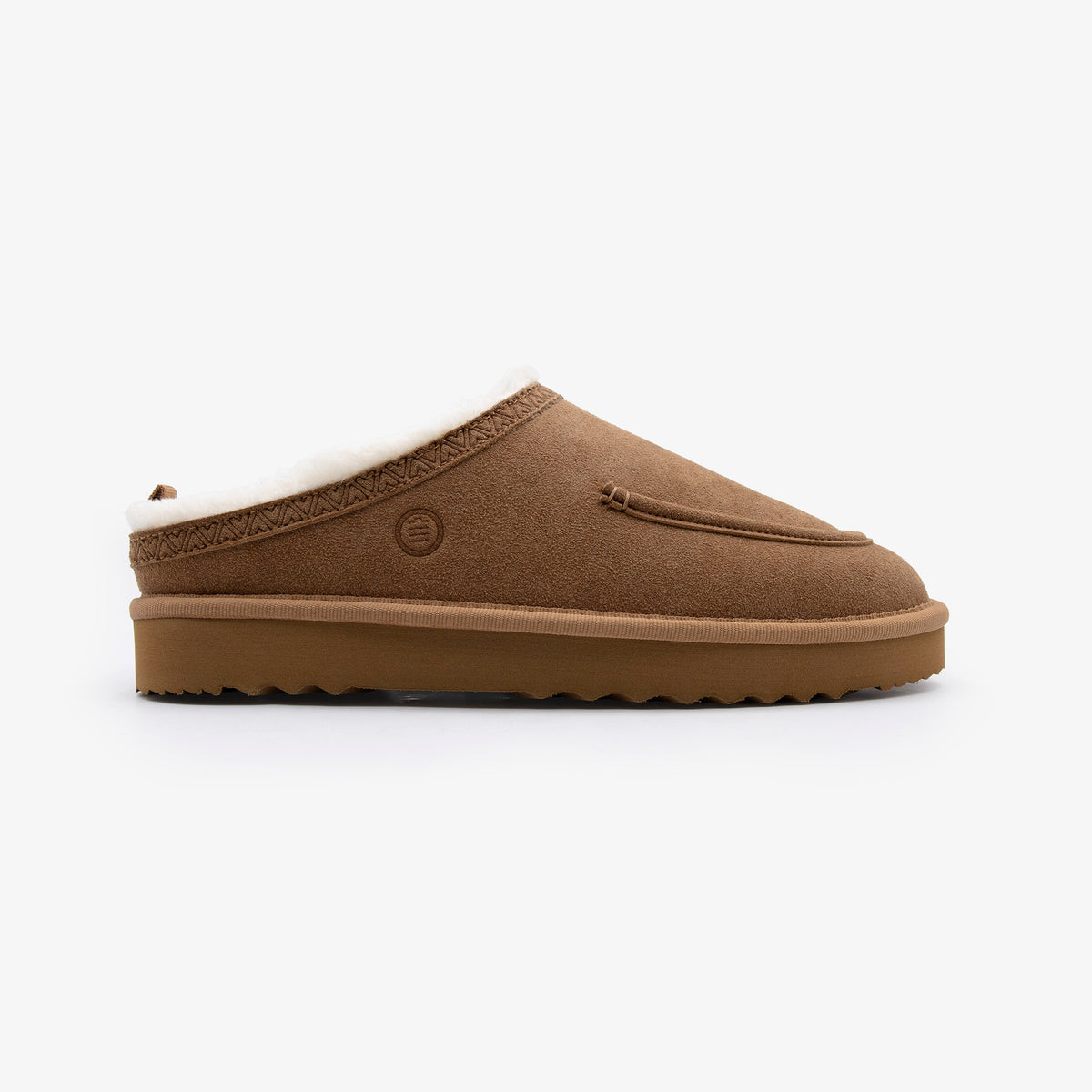 Mule fourrée Kansas camel de profil, logo Serge Blanco embossé ton sur ton et semelle crantée