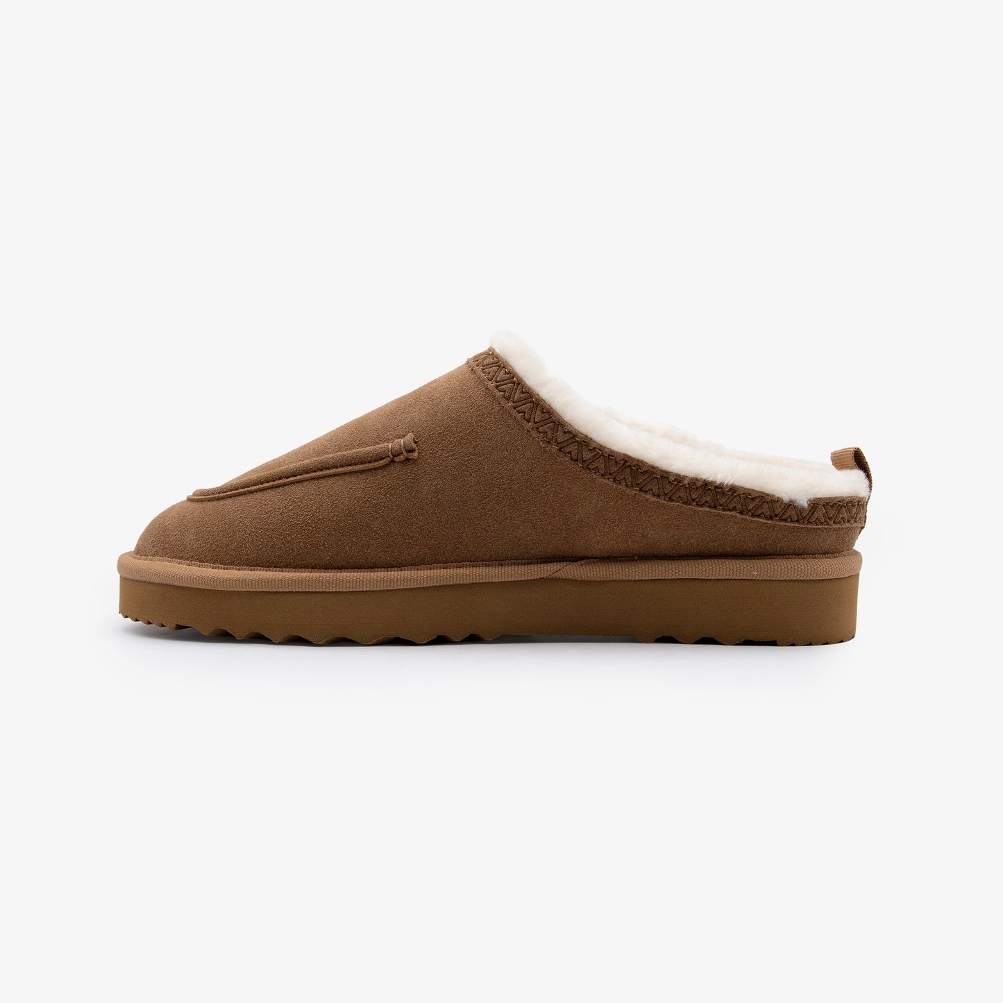 Sabot mule Kansas de profil, dos ouvert et surpiqûre chevron sur le col en fourrure