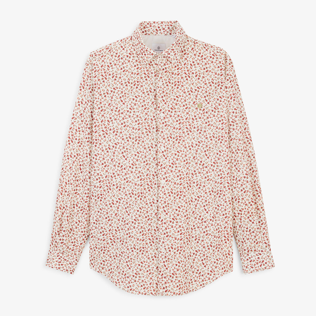 Chemise blanche à manches longues imprimée de petites fleurs rouges, vue de face.