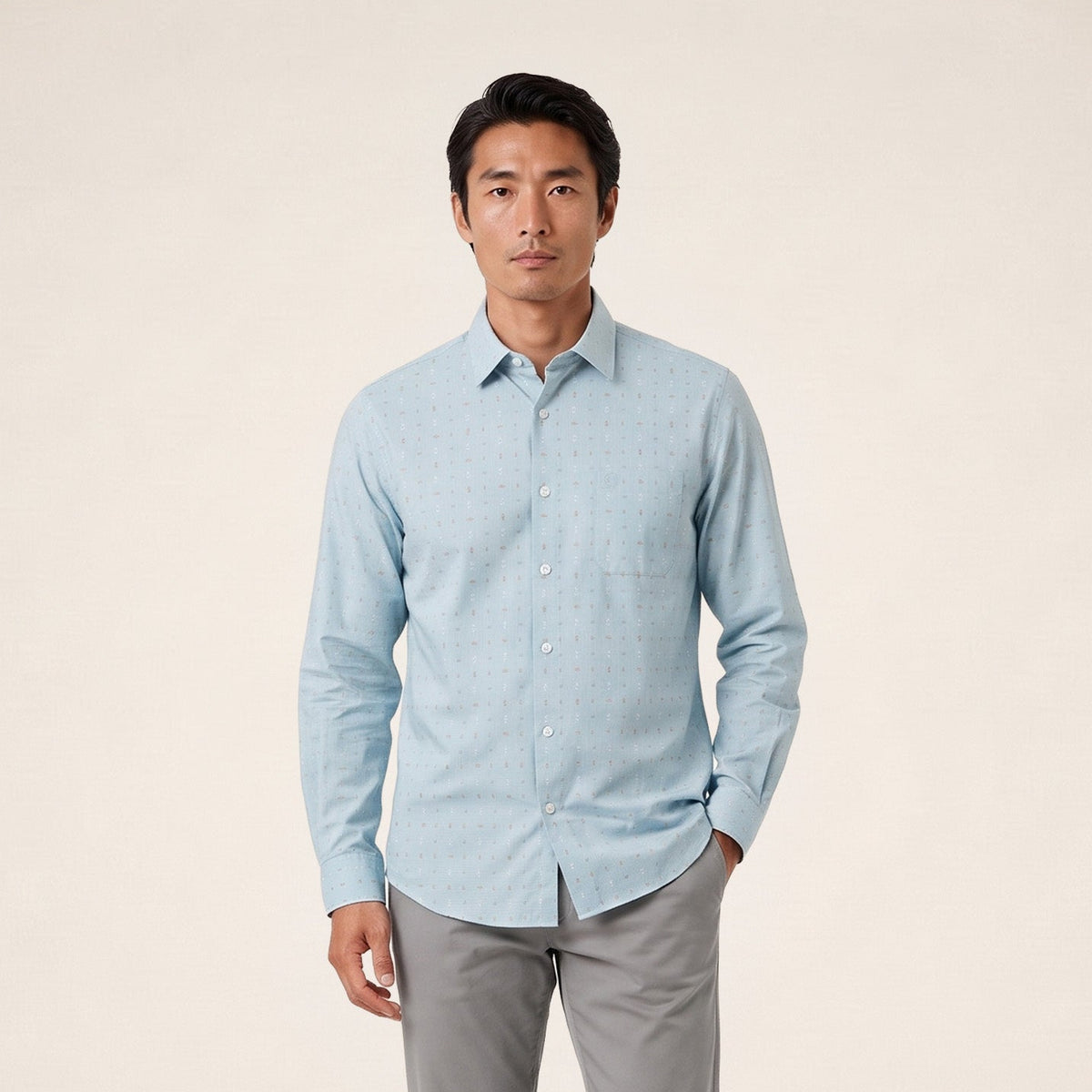 Chemise manches longues bleu clair à motif losanges portée de face par un mannequin.