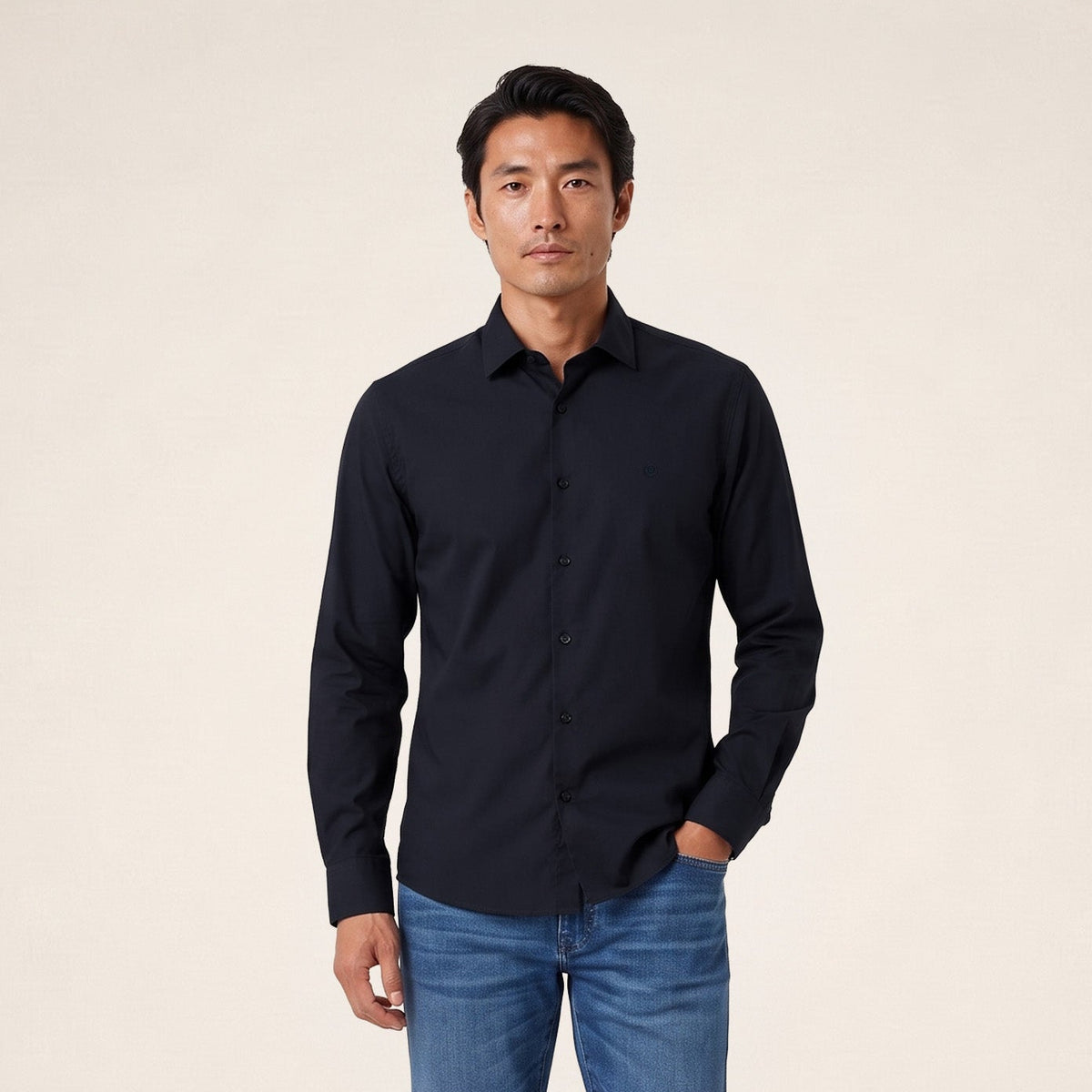 Chemise bleu marine en coton stretch SERGE BLANCO portée par un mannequin, vue de face.