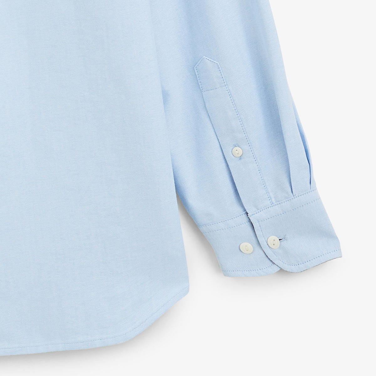 Détail du bas et du poignet boutonné de la chemise Oxford bleu ciel BLANCO BIARRITZ.