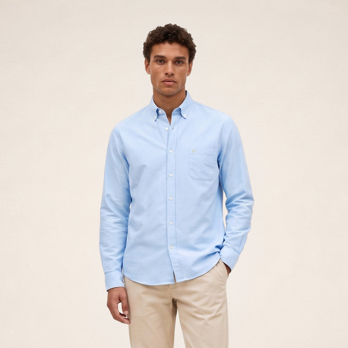 Chemise Oxford bleu ciel à sangle SB portée de face par un mannequin.