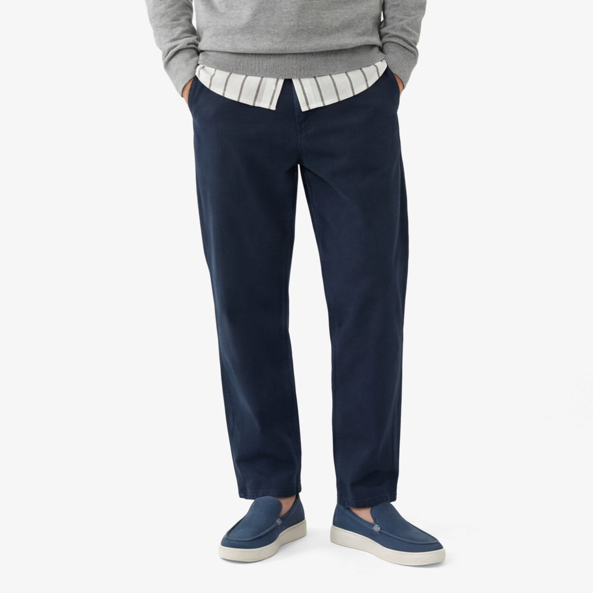 Chino 702 bleu marine SERGE BLANCO porté de face, cadrage sur le pantalon.