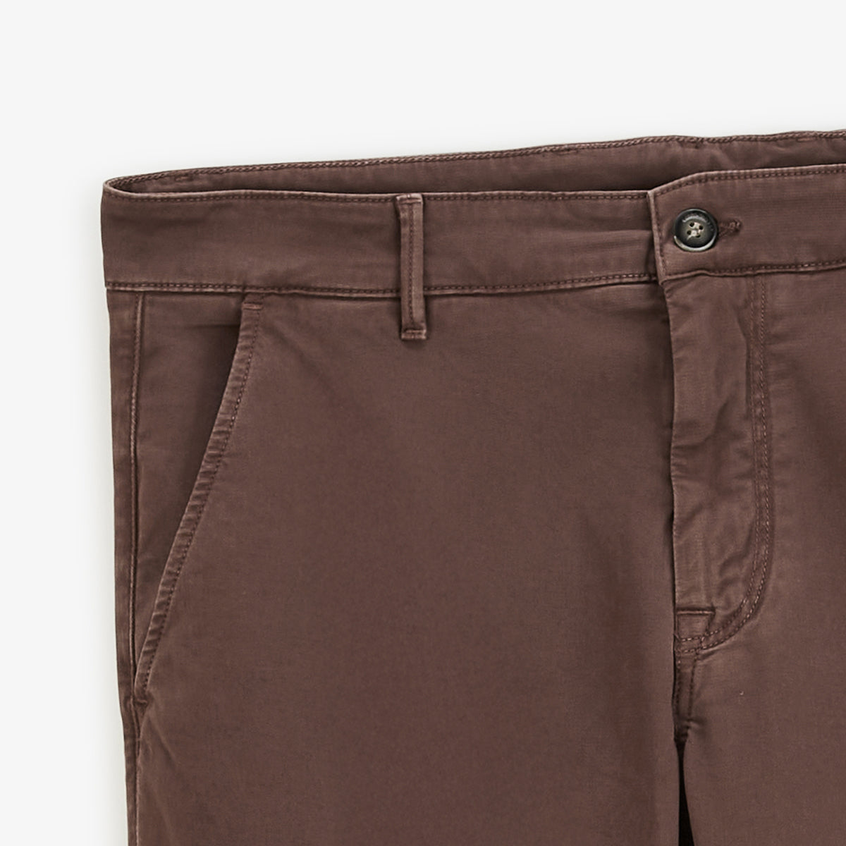 Détail de la taille boutonnée et de la poche avant du chino 702 marron.