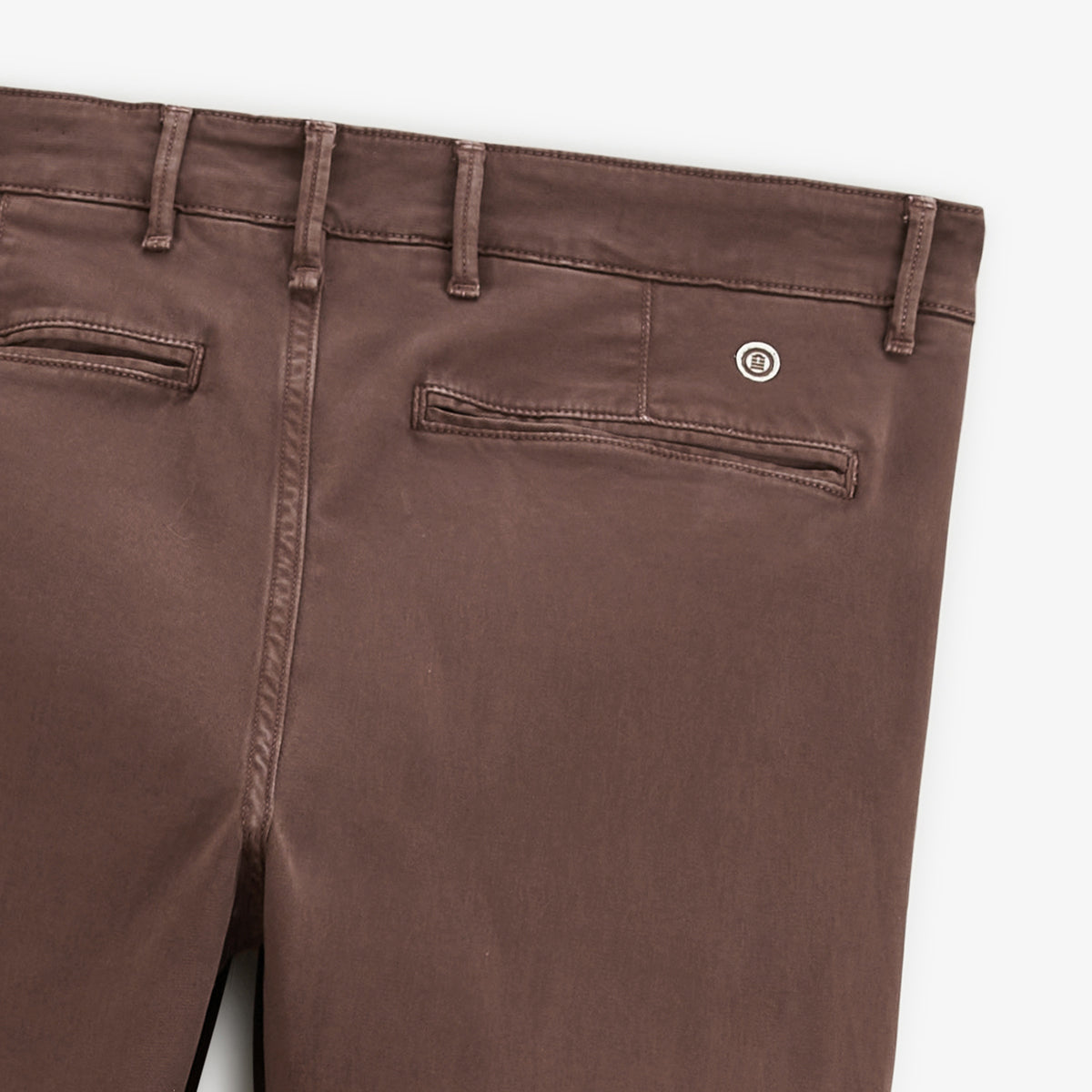 Détail des poches arrière du chino 702 marron.