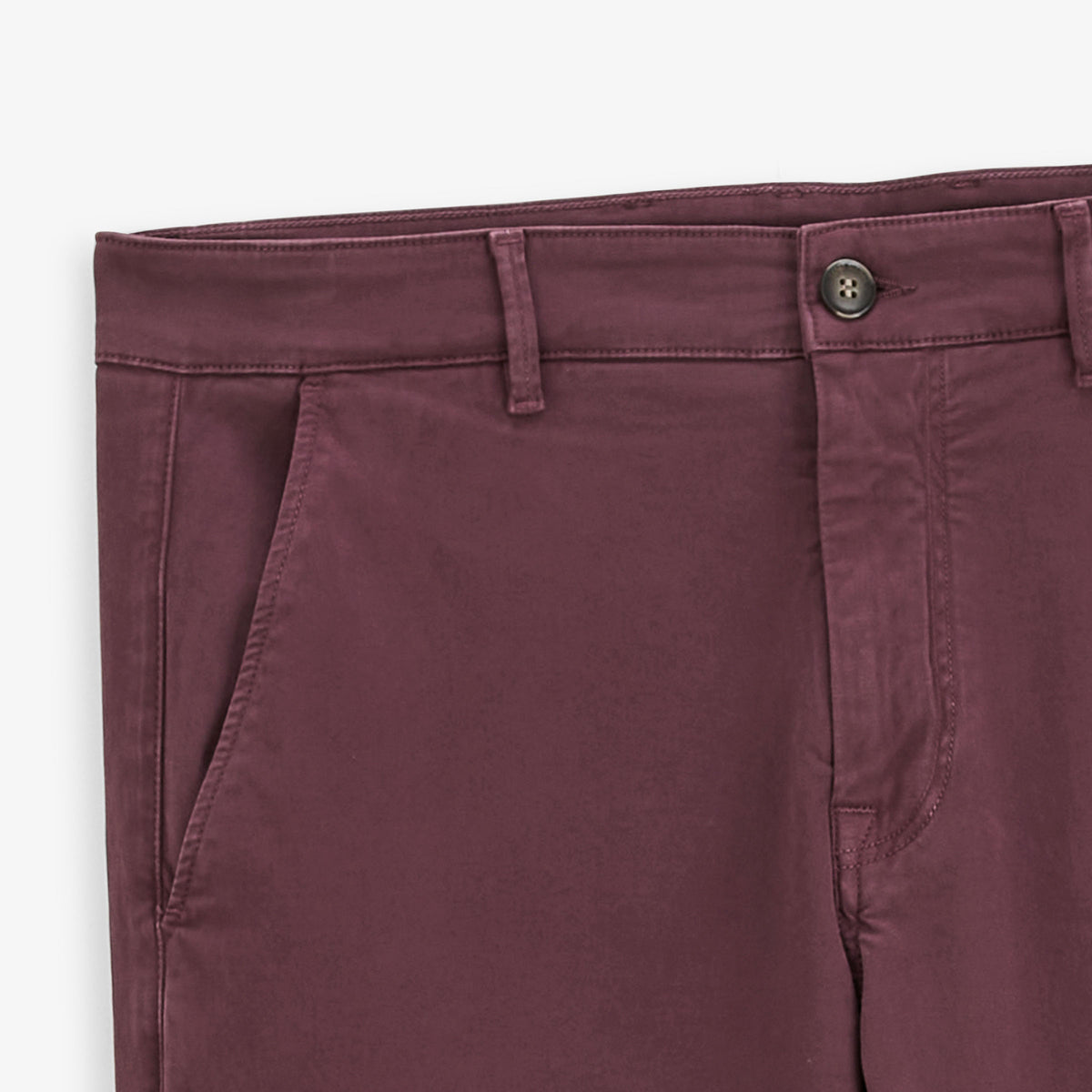 Gros plan sur la ceinture et la poche avant du chino rouge 702.