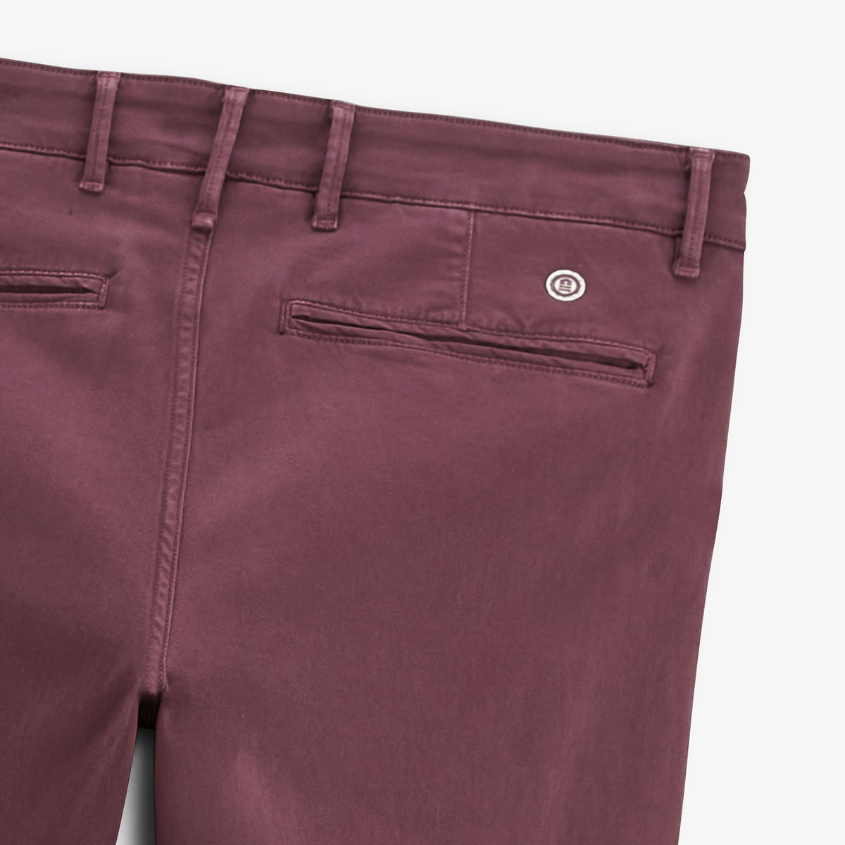 Gros plan sur la poche arrière du chino rouge 702.