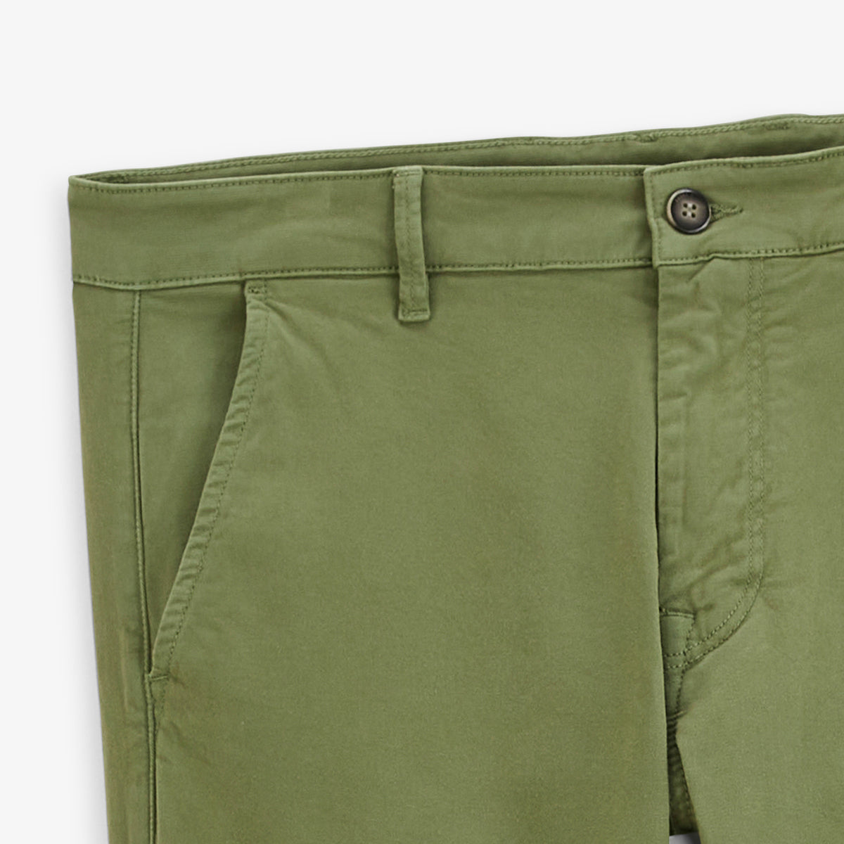 Détail de la taille boutonnée et de la poche avant du chino 702 vert thym.